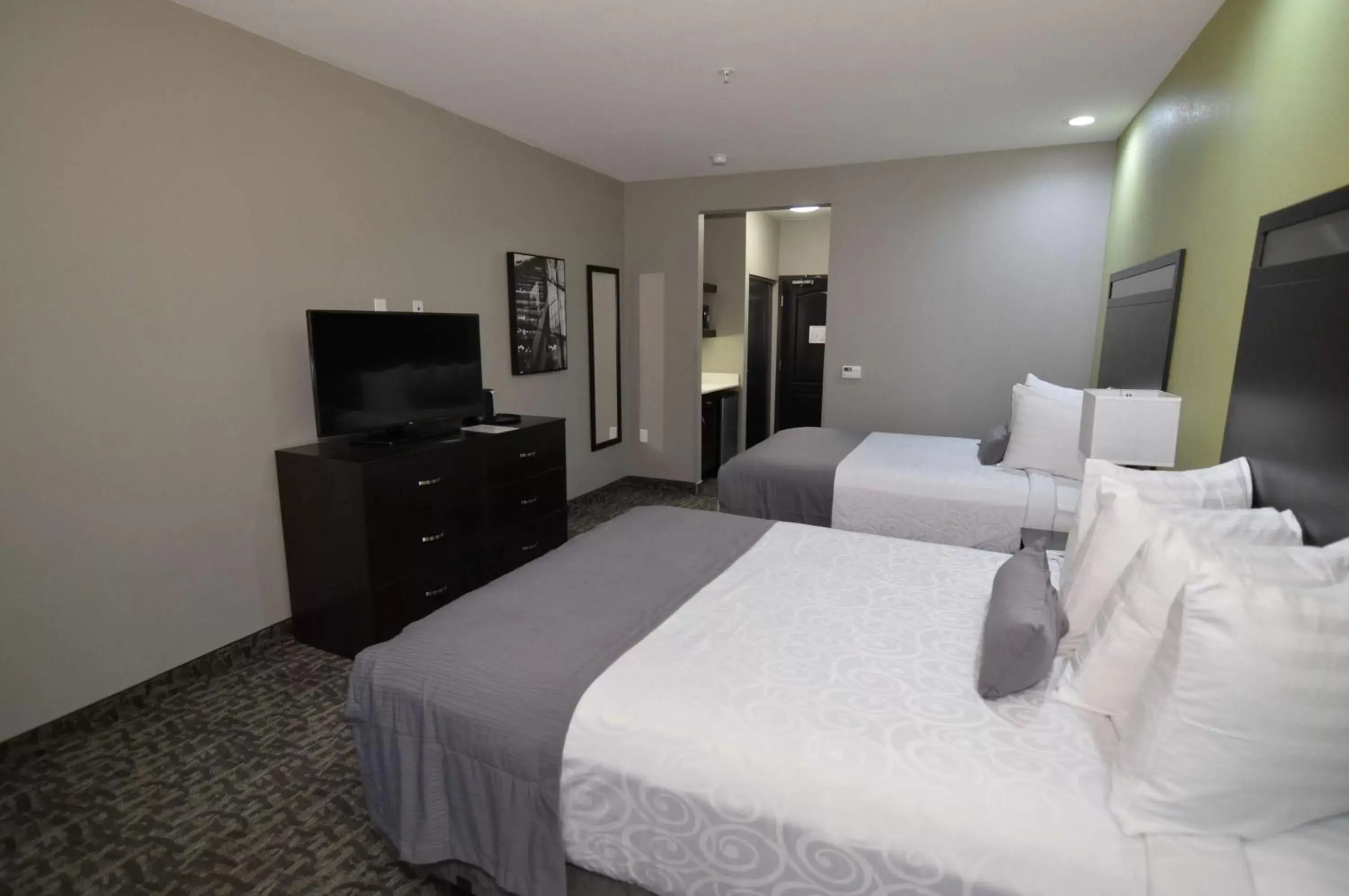 Bedroom, TV/Entertainment Center in Best Western Plus Bay City Inn & Suites