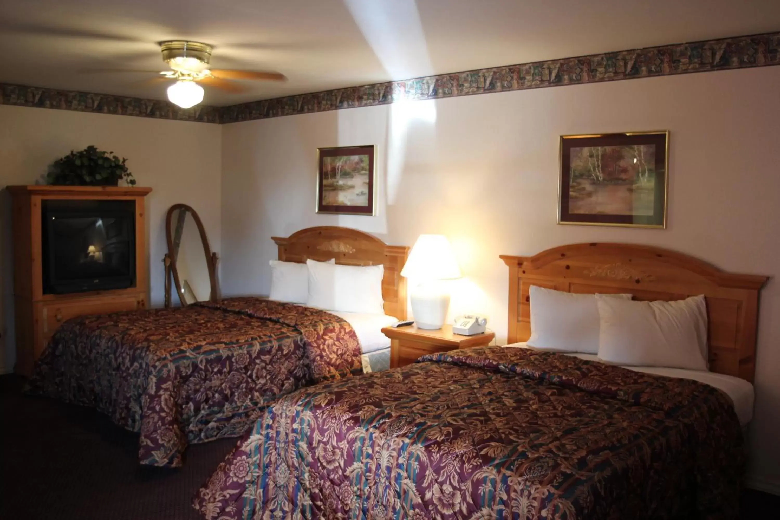 Photo of the whole room, Bed in Lakeside Inn & Suites