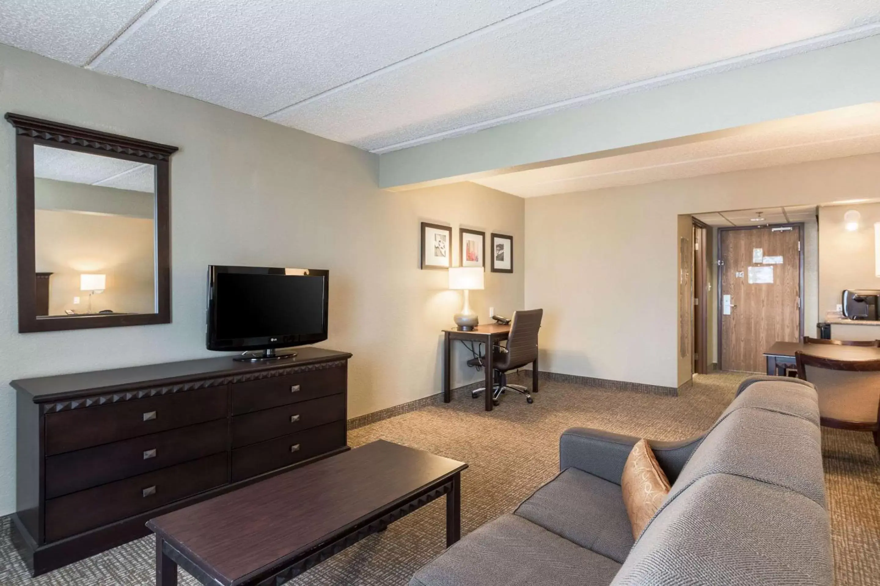 Photo of the whole room, TV/Entertainment Center in Comfort Suites Austin Airport