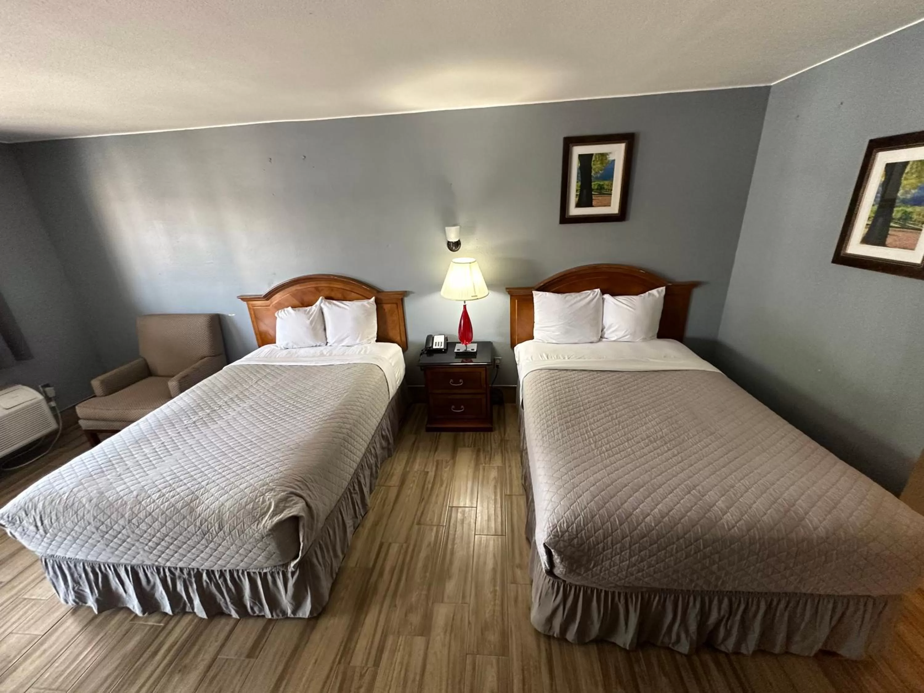 Bedroom, Bed in HillView Inn at Six Flags Fiesta