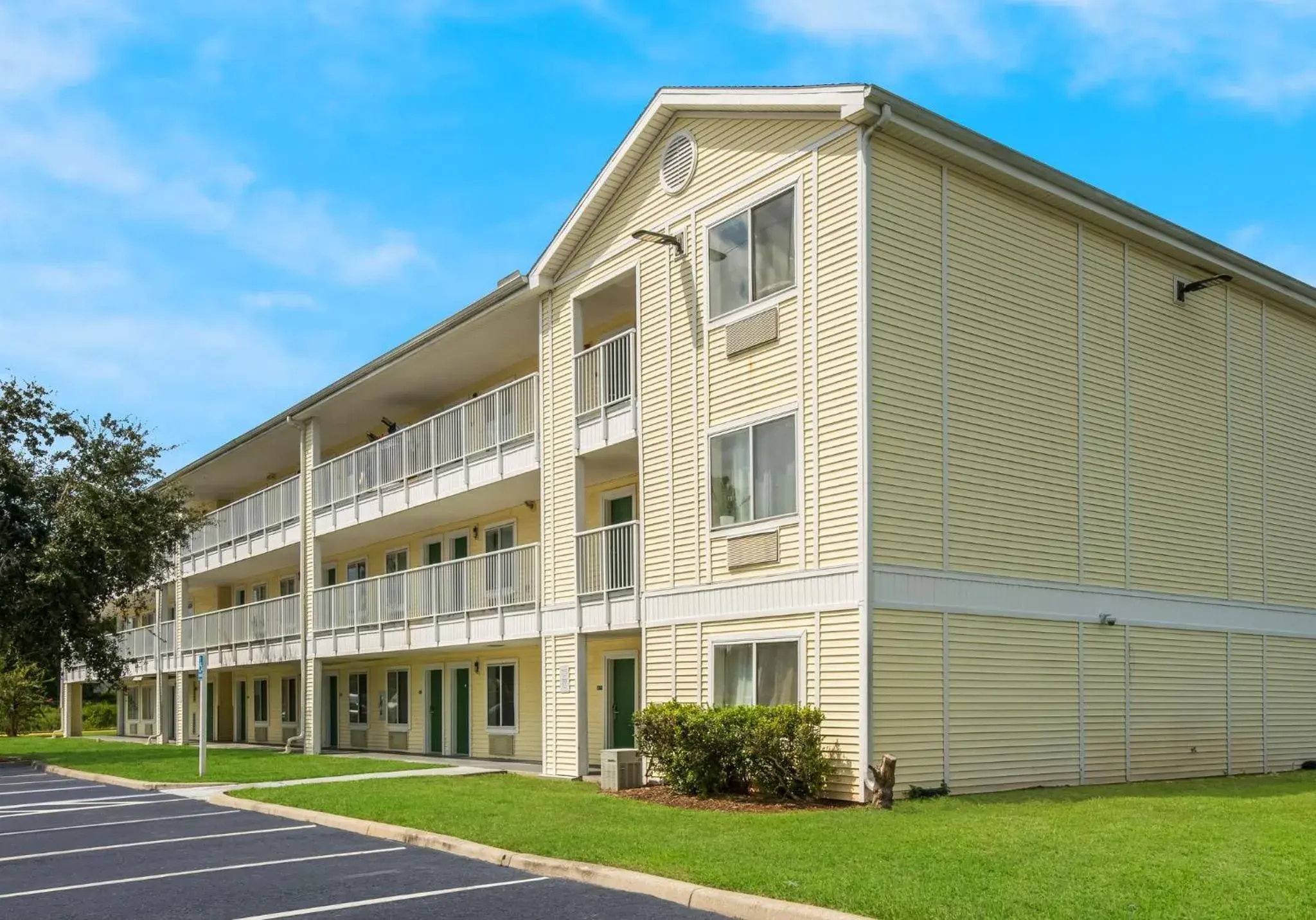 Property building in HomeTowne Studios by Red Roof Orlando - UCF Area Property building in HomeTowne Studios by Red Roof Orlando - UCF Area