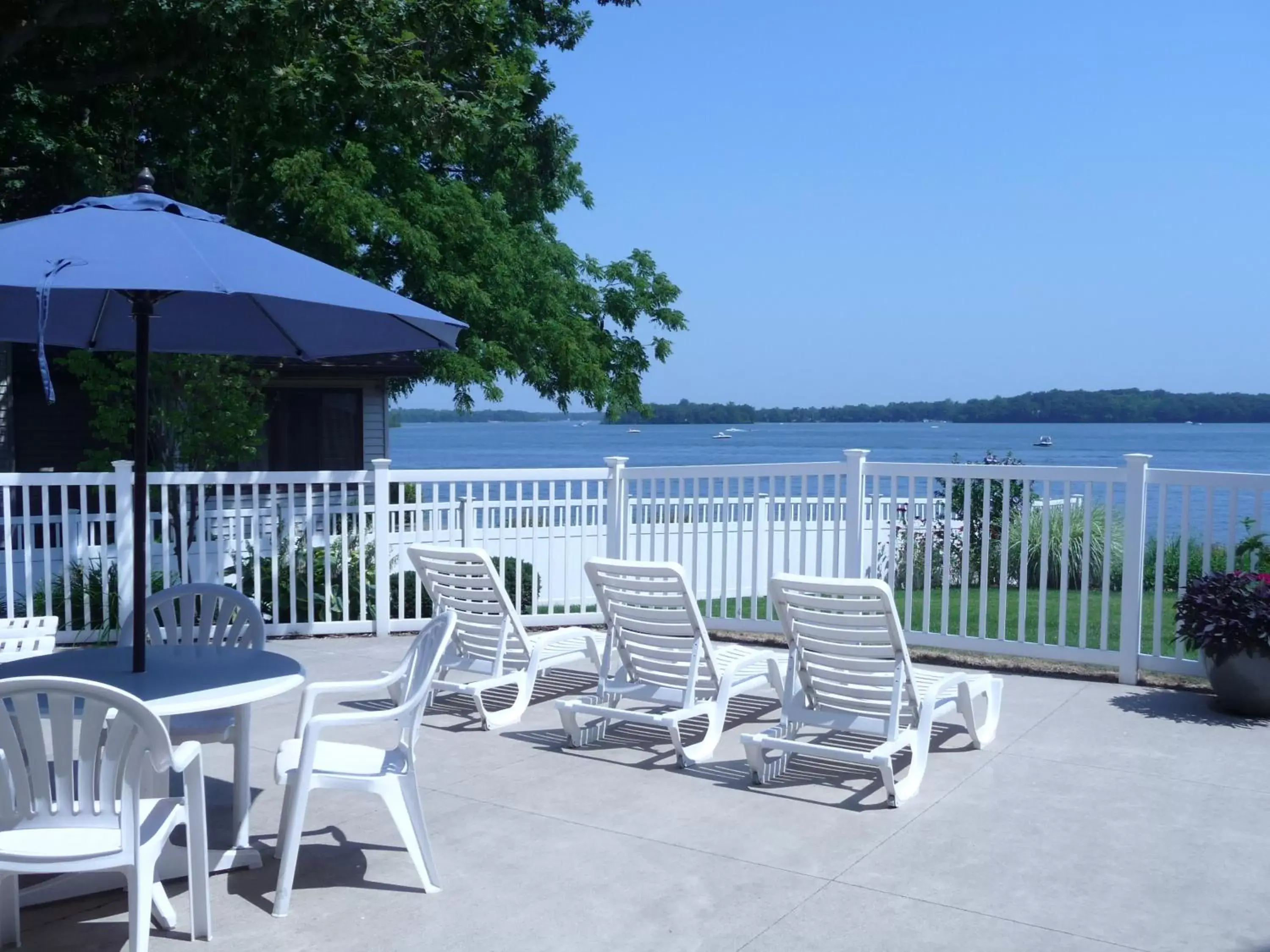 Patio in Bay Pointe Inn