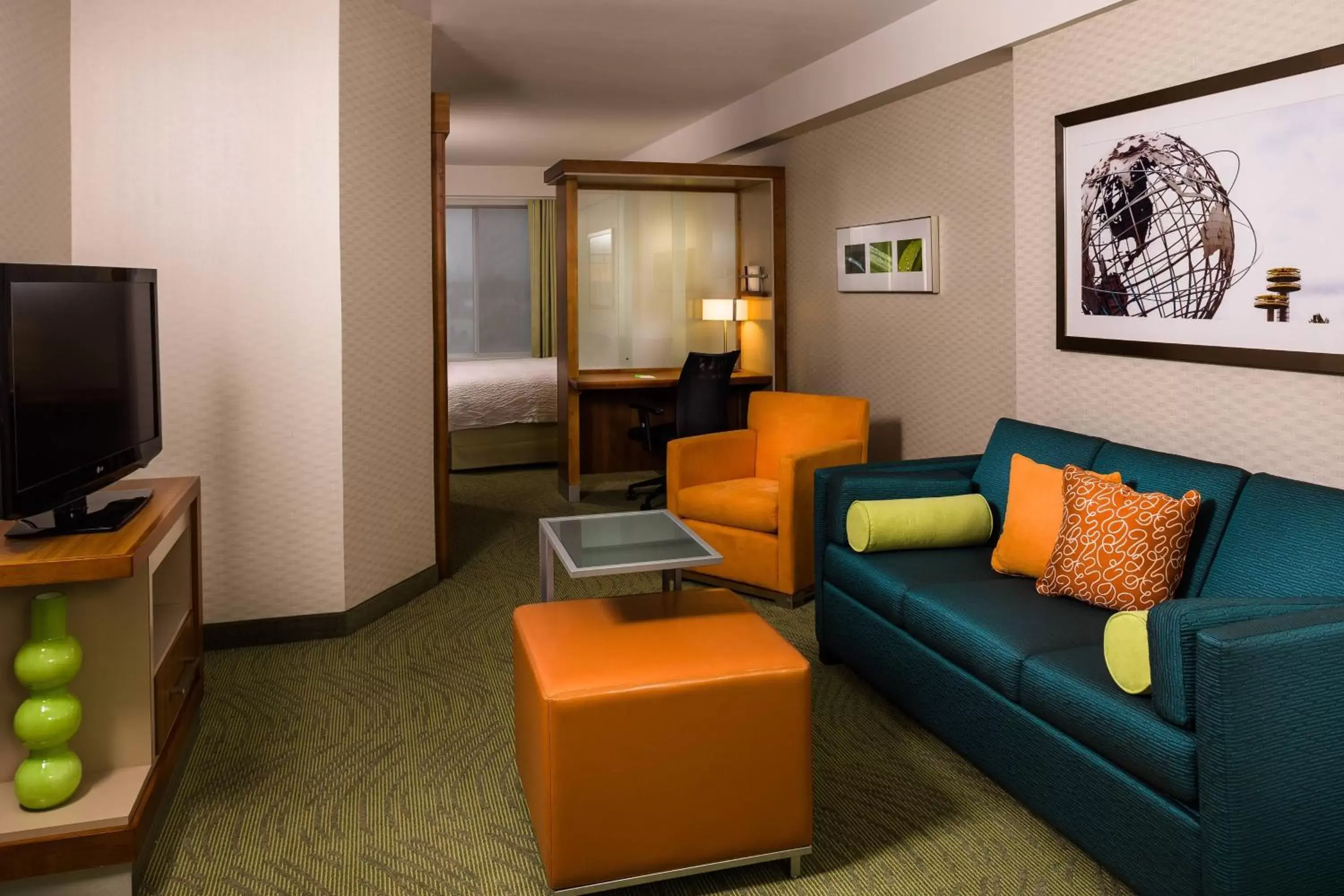 Photo of the whole room, Seating Area in SpringHill Suites by Marriott New York LaGuardia Airport