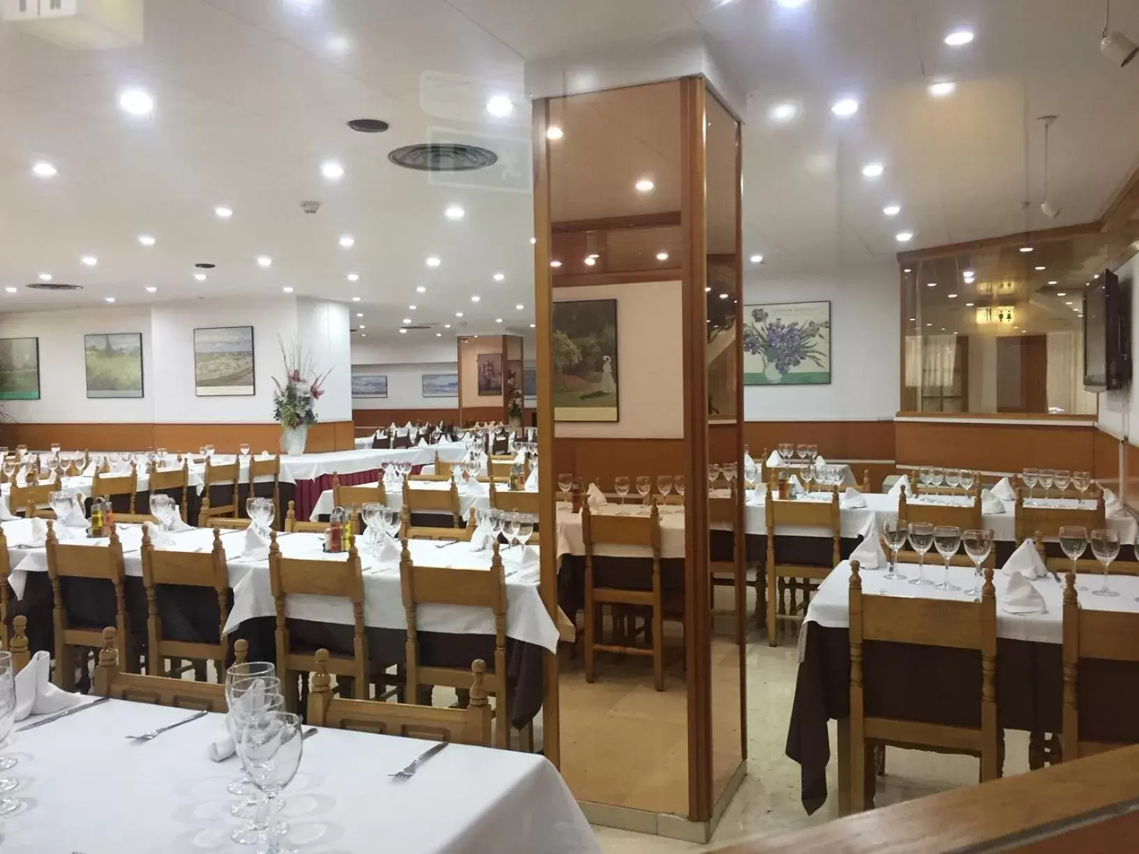 Restaurant/places to eat in Hotel Folch Restaurant/places to eat in Hotel Folch