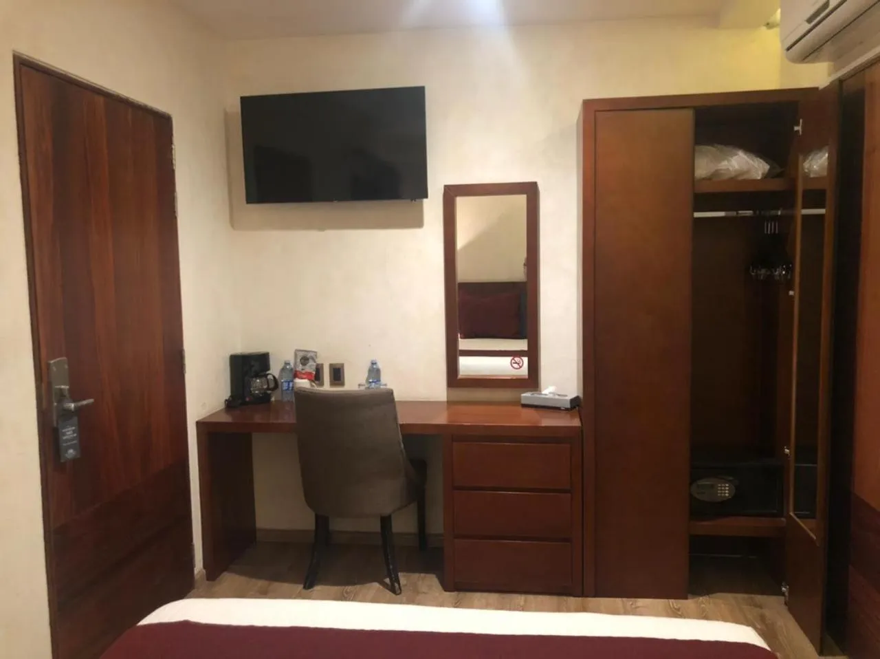 Photo of the whole room, Bed in Hotel Madero