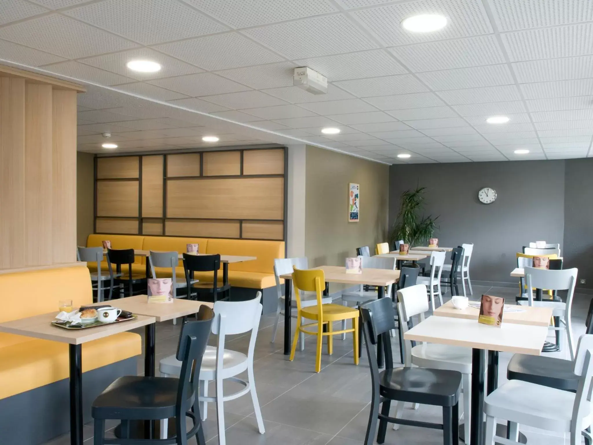 Restaurant/Places to Eat in B&B HOTEL Saint-Quentin