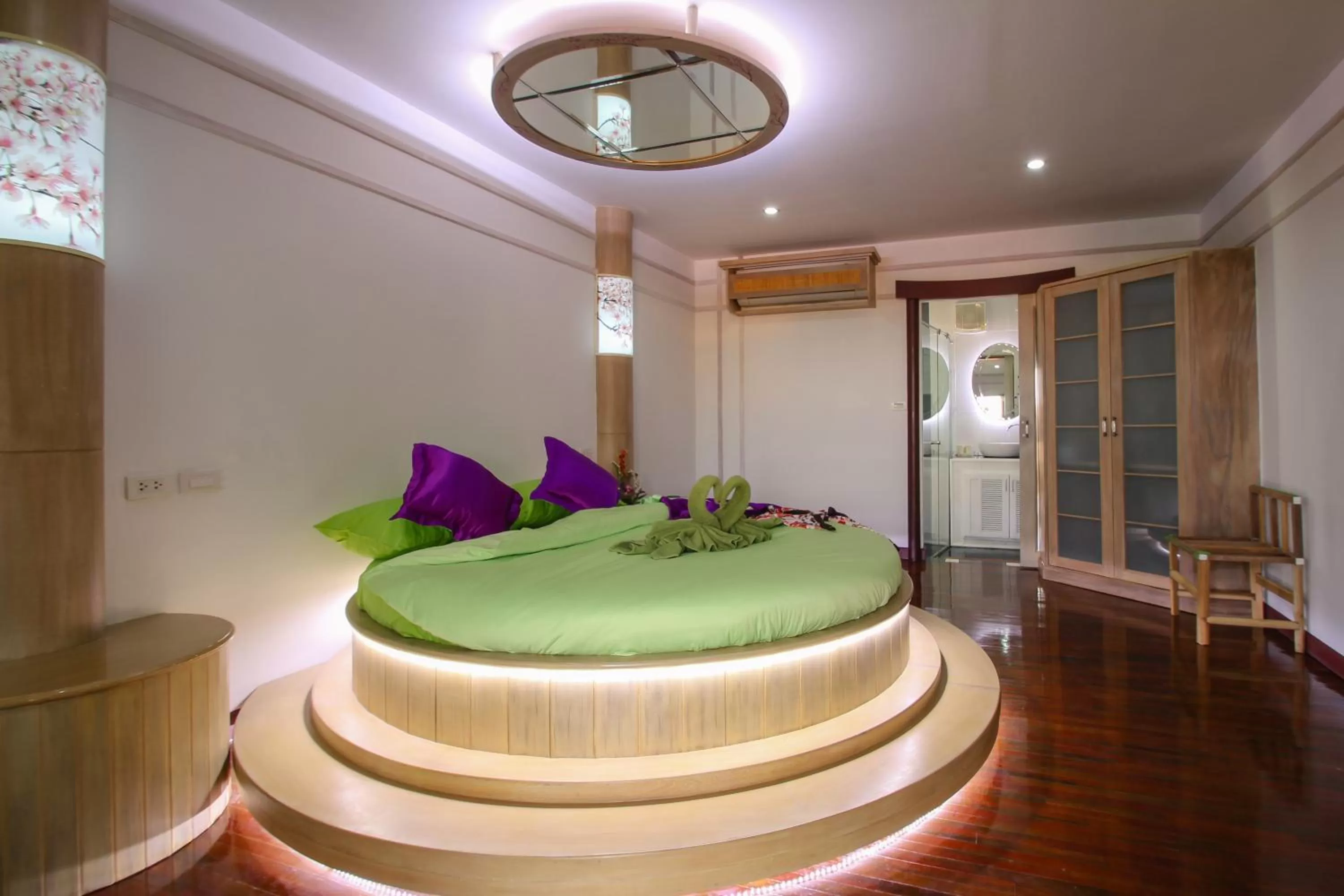 Photo of the whole room, Bed in Olivier Boutique