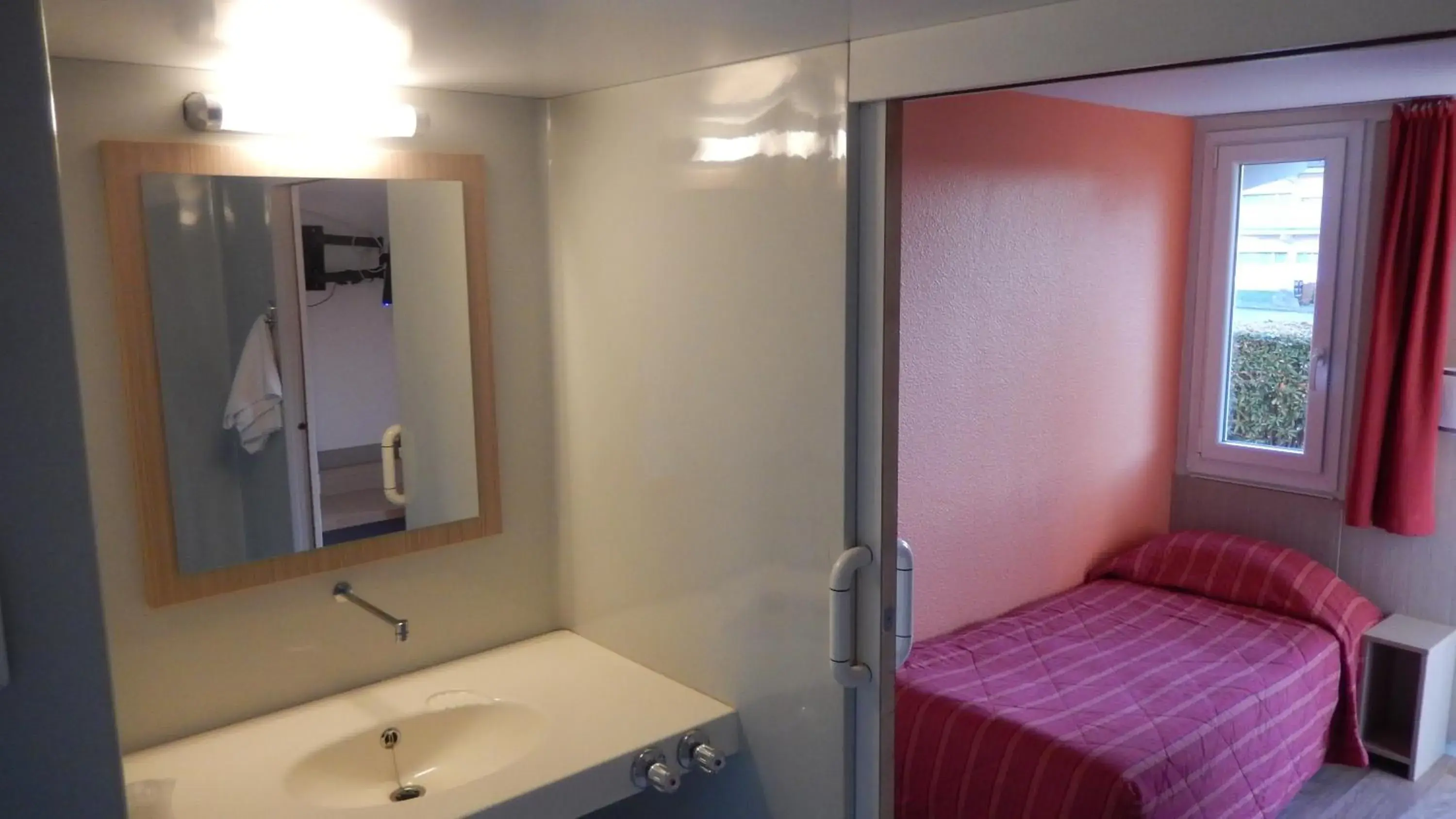 Bed, Bathroom in Premiere Classe Montbeliard - Sochaux