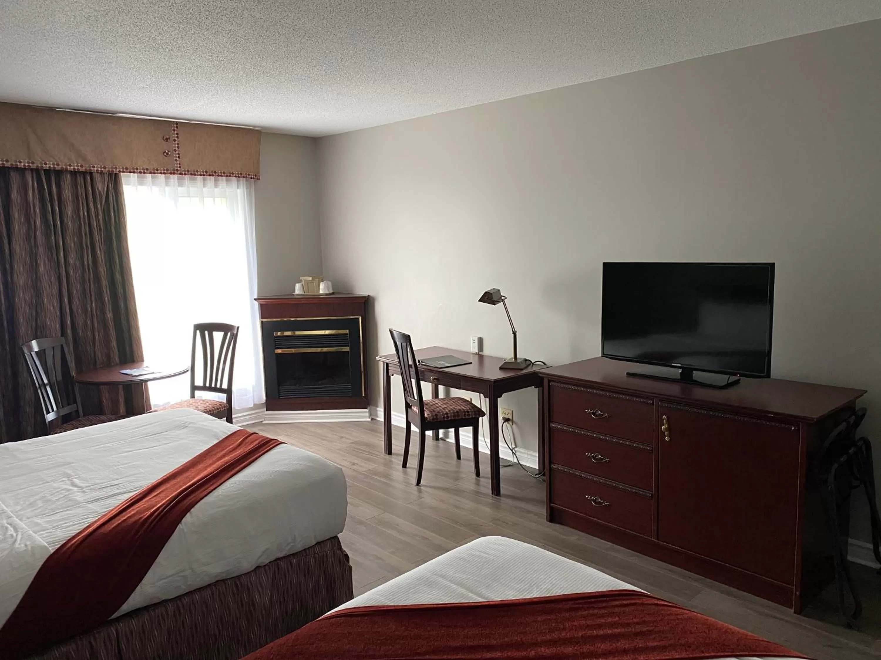 Photo of the whole room, Bed in Ramada Plaza by Wyndham Gatineau/Manoir du Casino