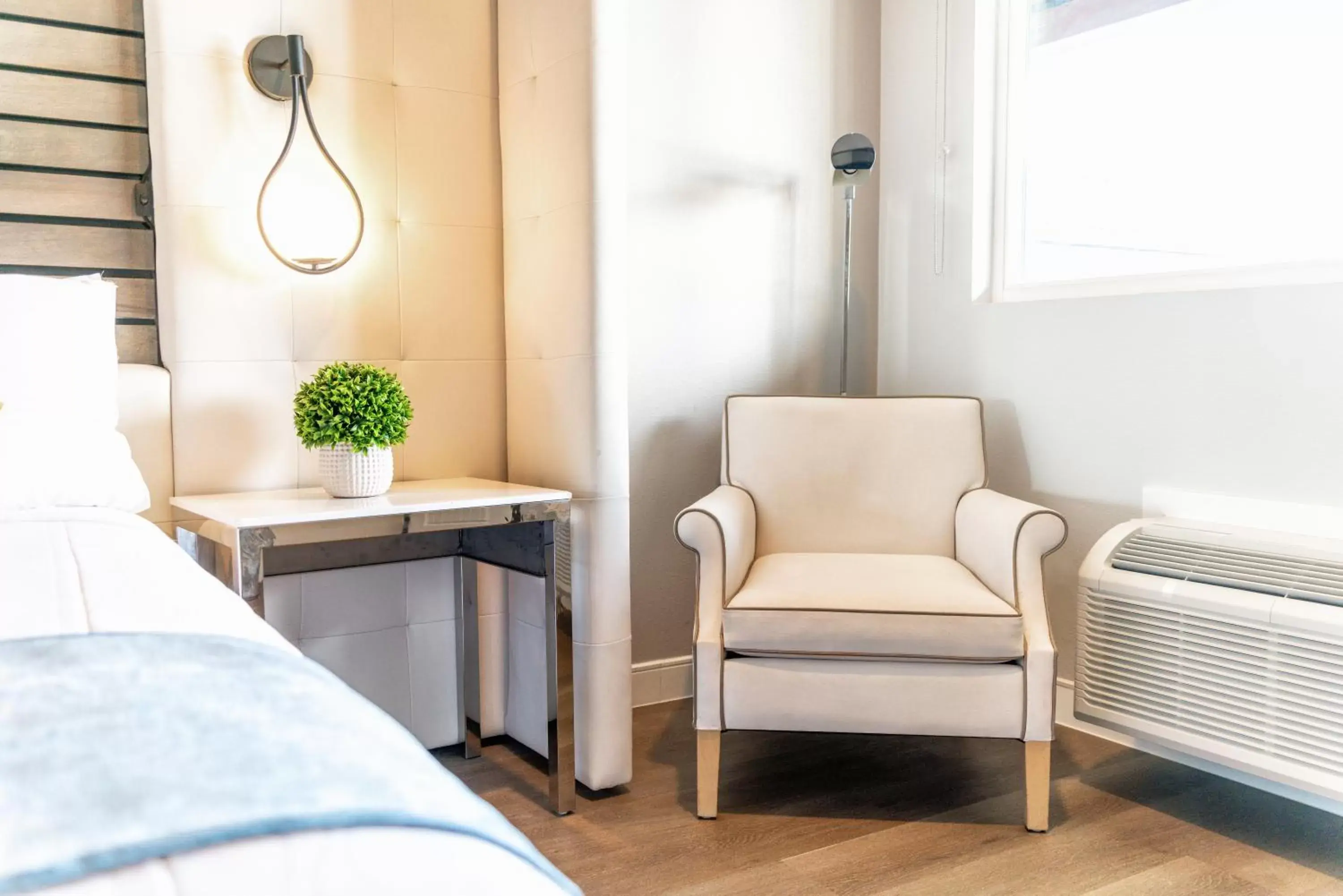 Seating area, Bathroom in Aspire Inn Studios & Spas