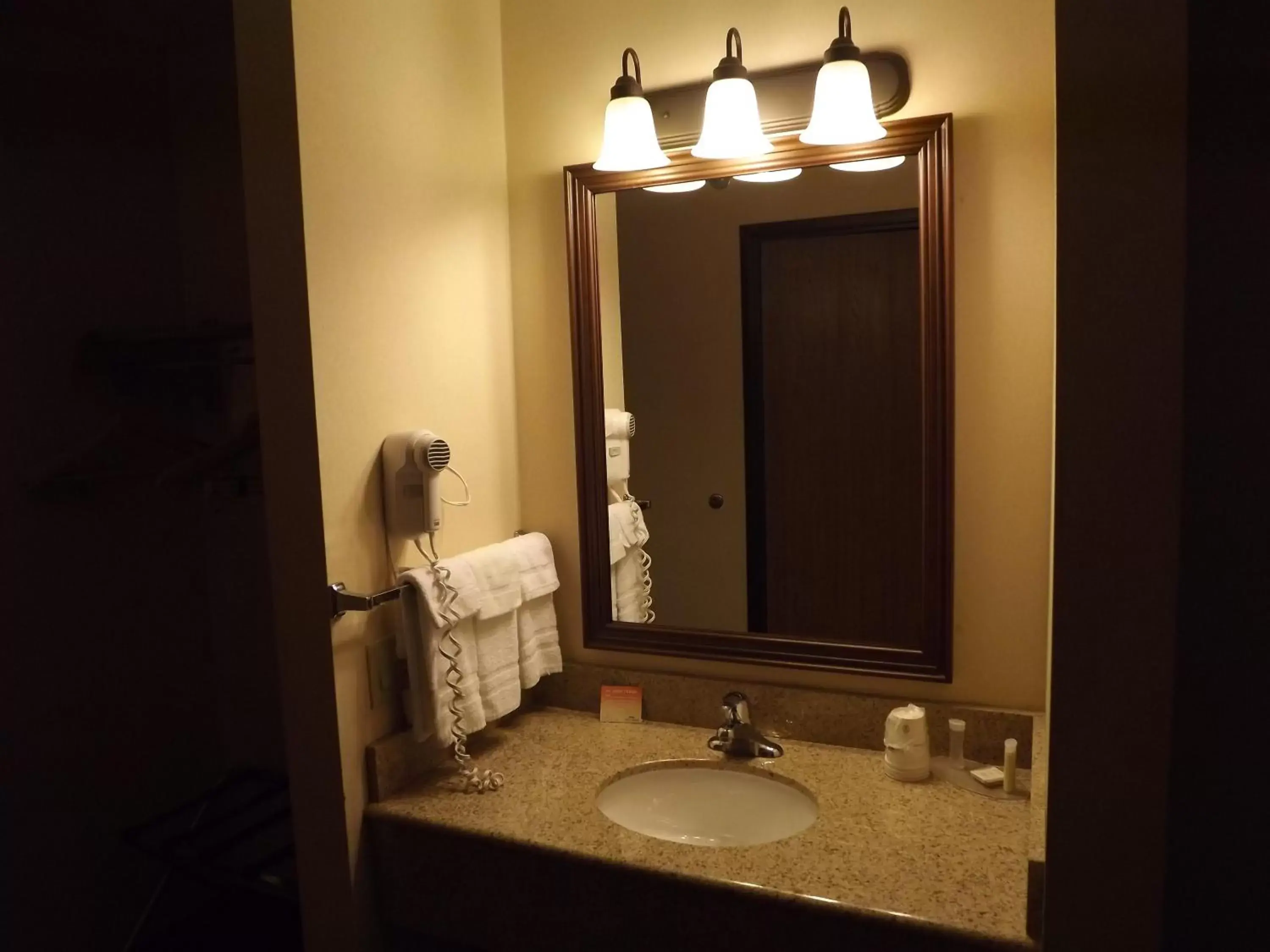 Bathroom in Howard Johnson by Wyndham Oacoma Hotel & Suites