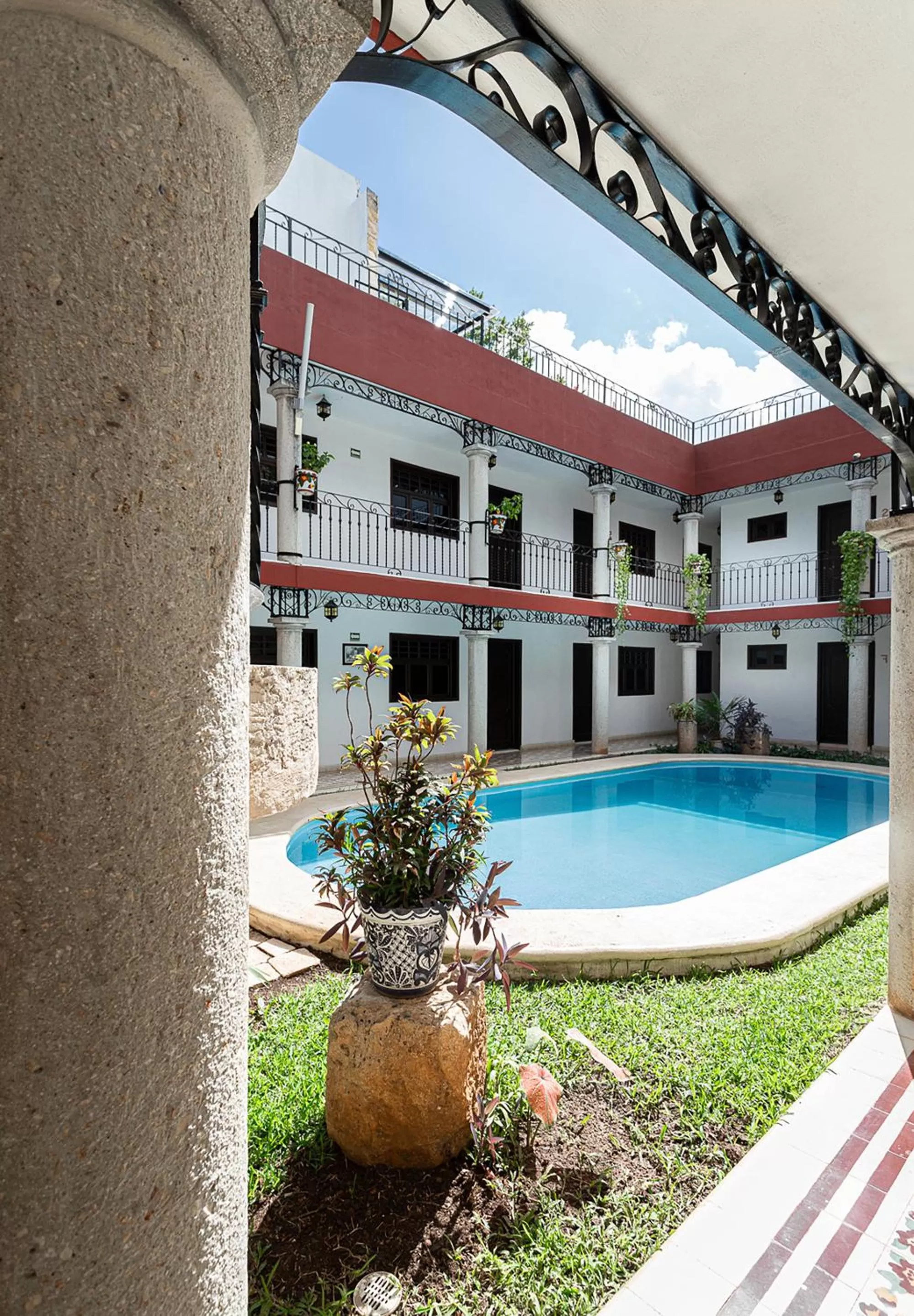Swimming pool in La Aurora Hotel Colonial