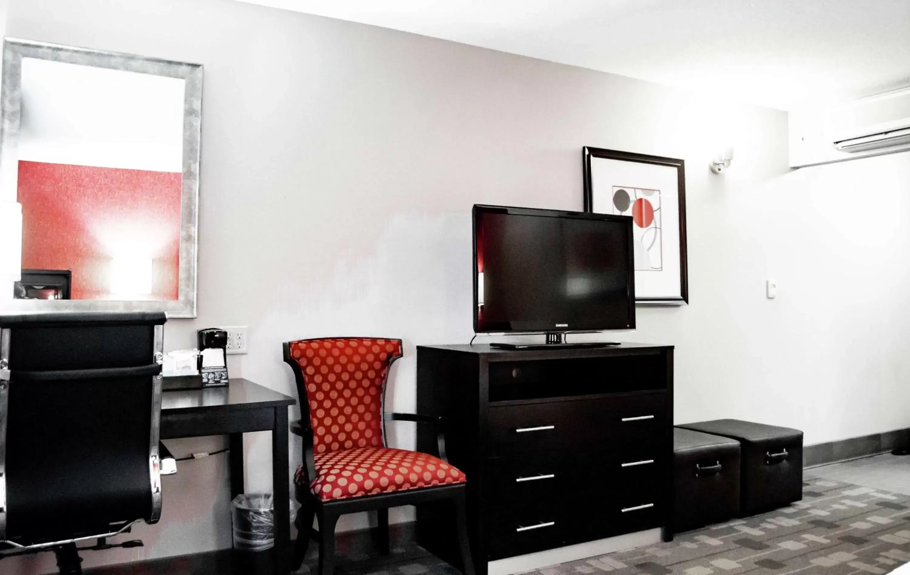 Bedroom, TV/Entertainment Center in Hampton Inn & Suites Richmond Glenside