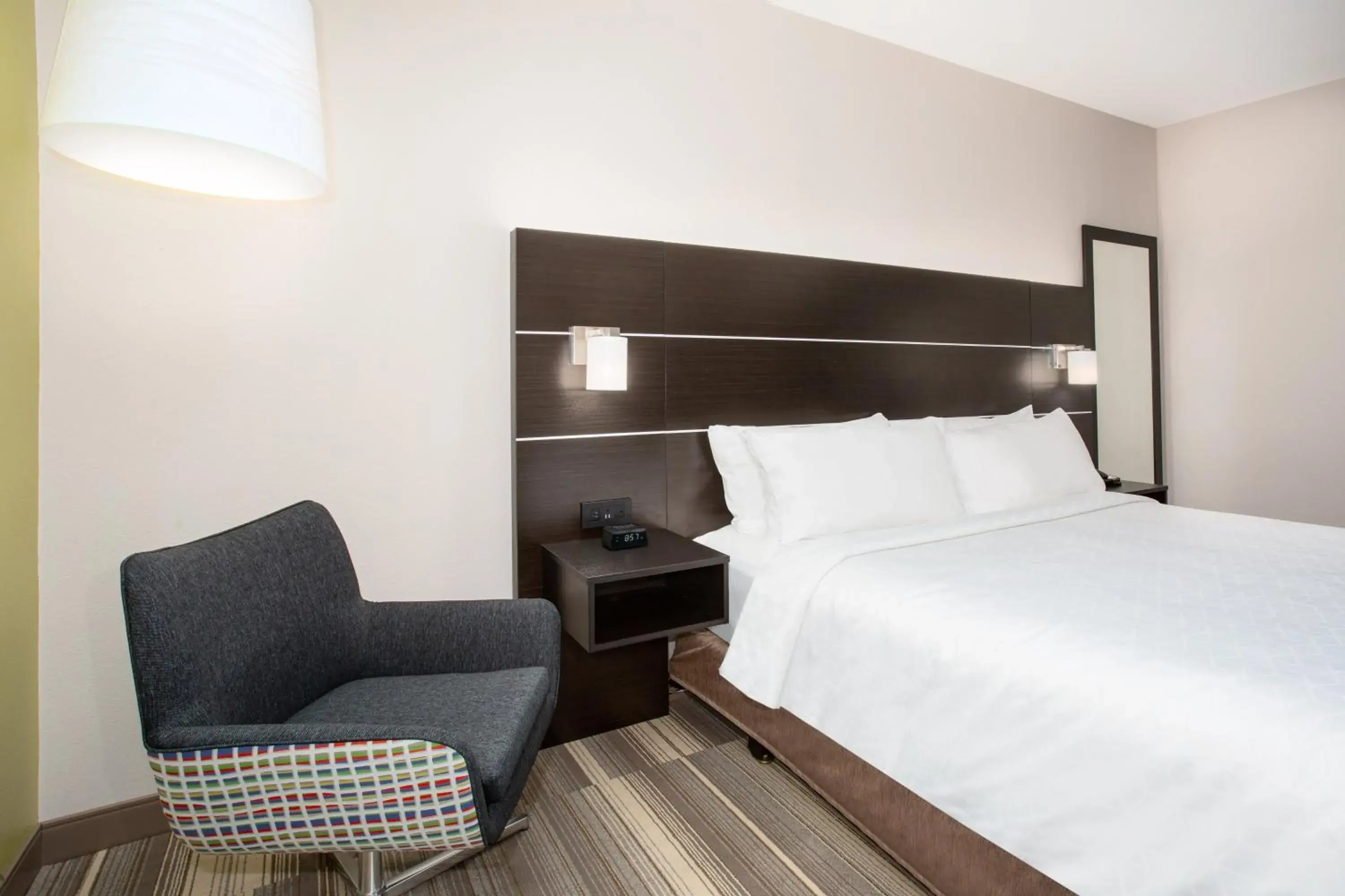 Photo of the whole room, Bed in Holiday Inn Express & Suites Lincoln City, an IHG Hotel