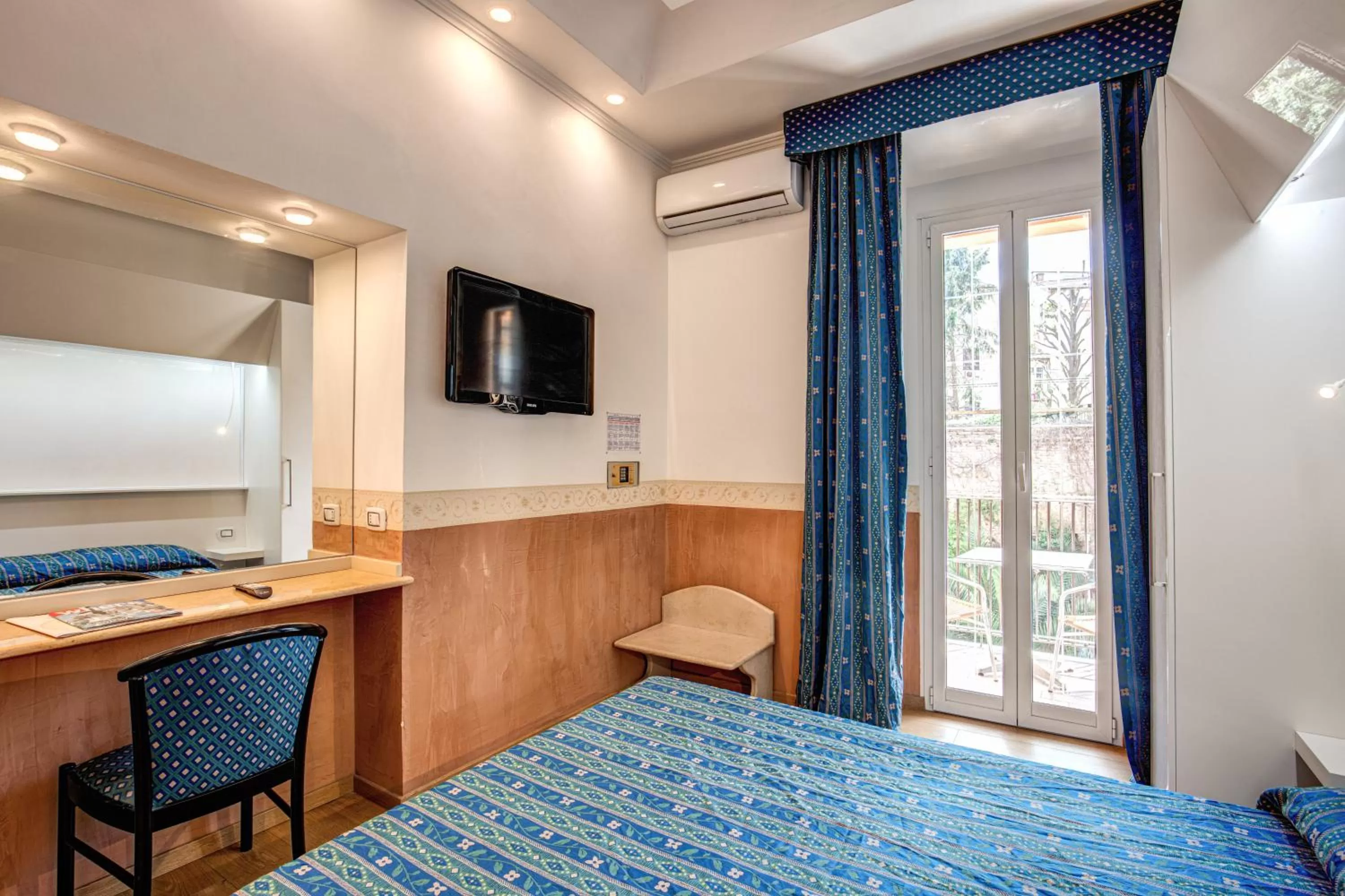 Photo of the whole room, Bed in Hotel Verona Rome