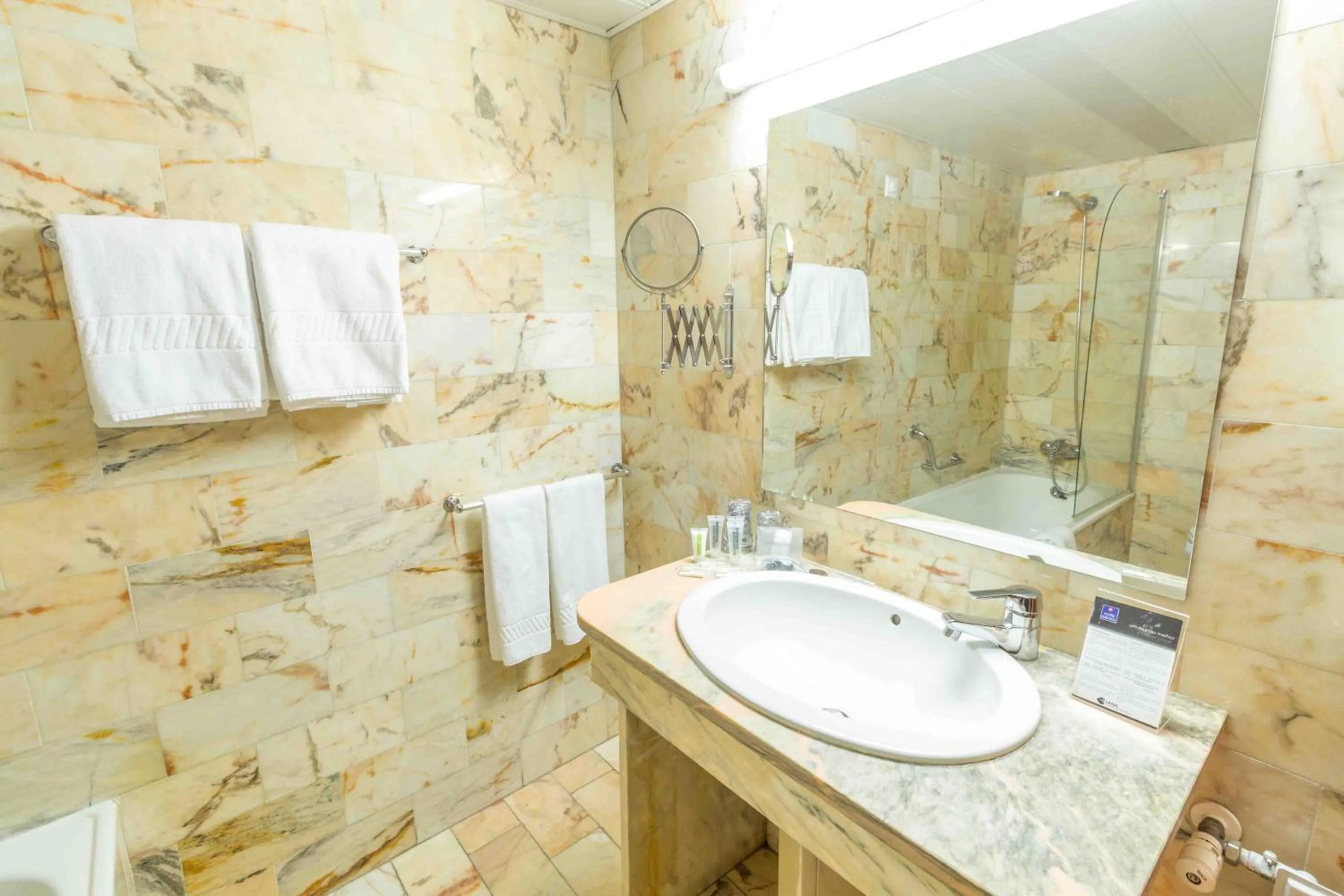 Shower in Hotel Eurosol Seia Camelo