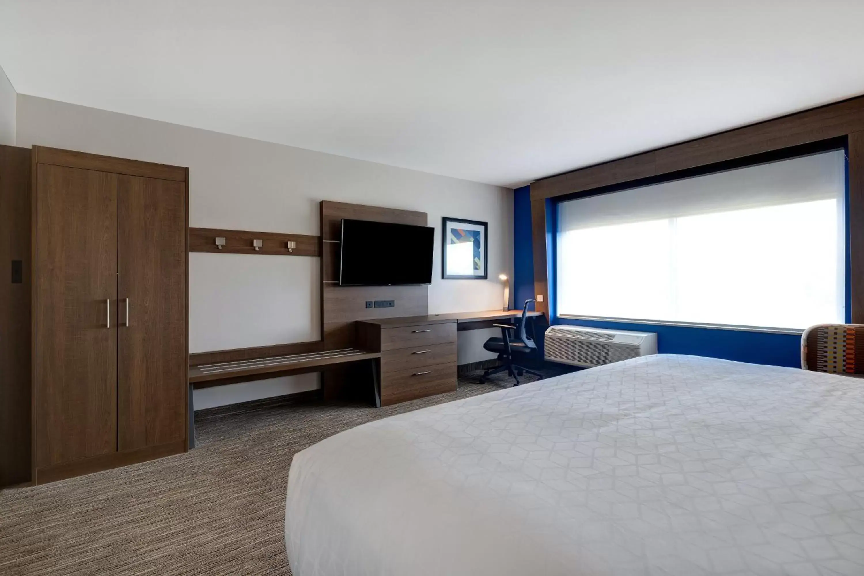 Photo of the whole room, Bed in Holiday Inn Express & Suites - Ann Arbor - University South, an IHG Hotel