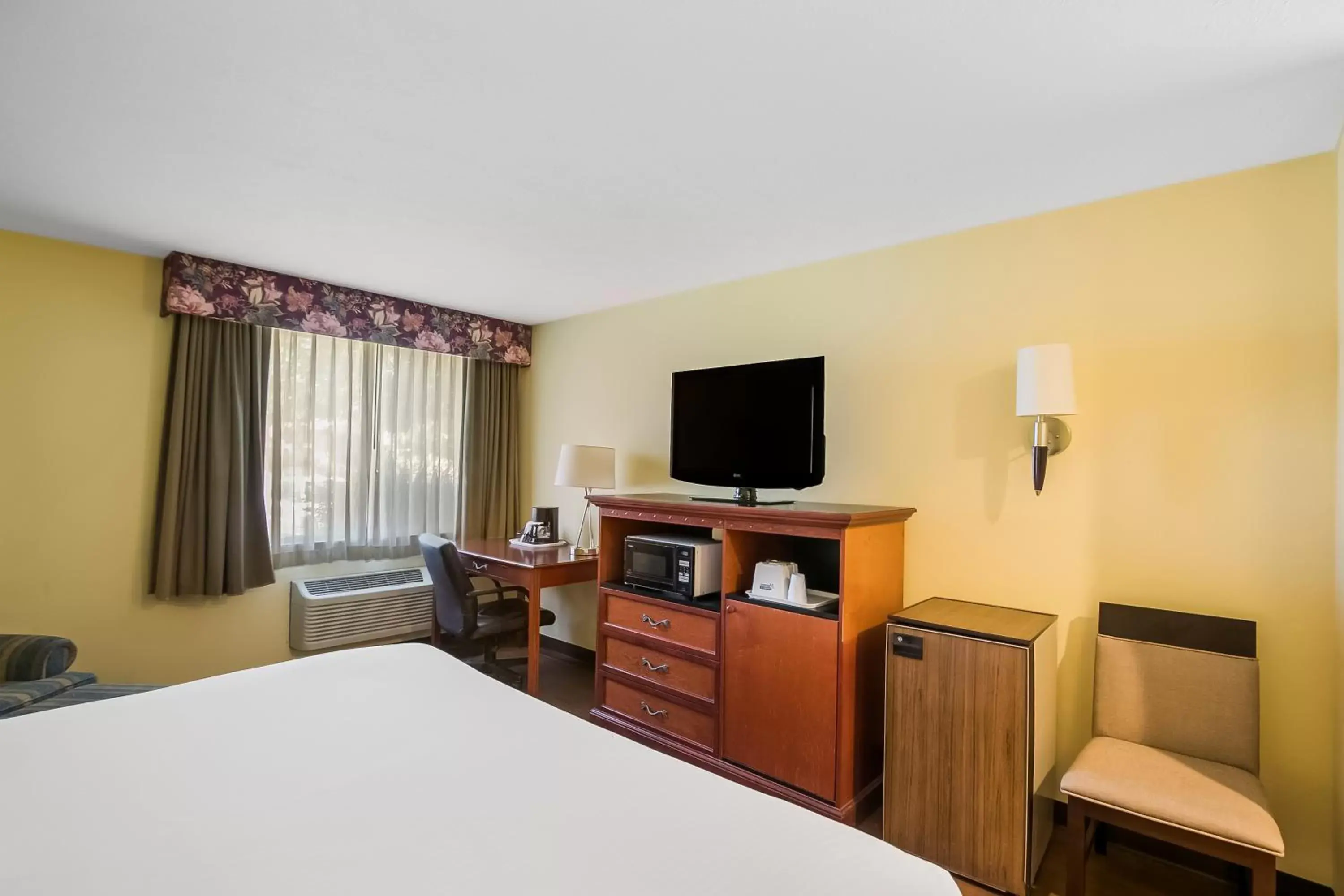 TV and multimedia, TV/Entertainment Center in Americas Best Value Sandman Inn