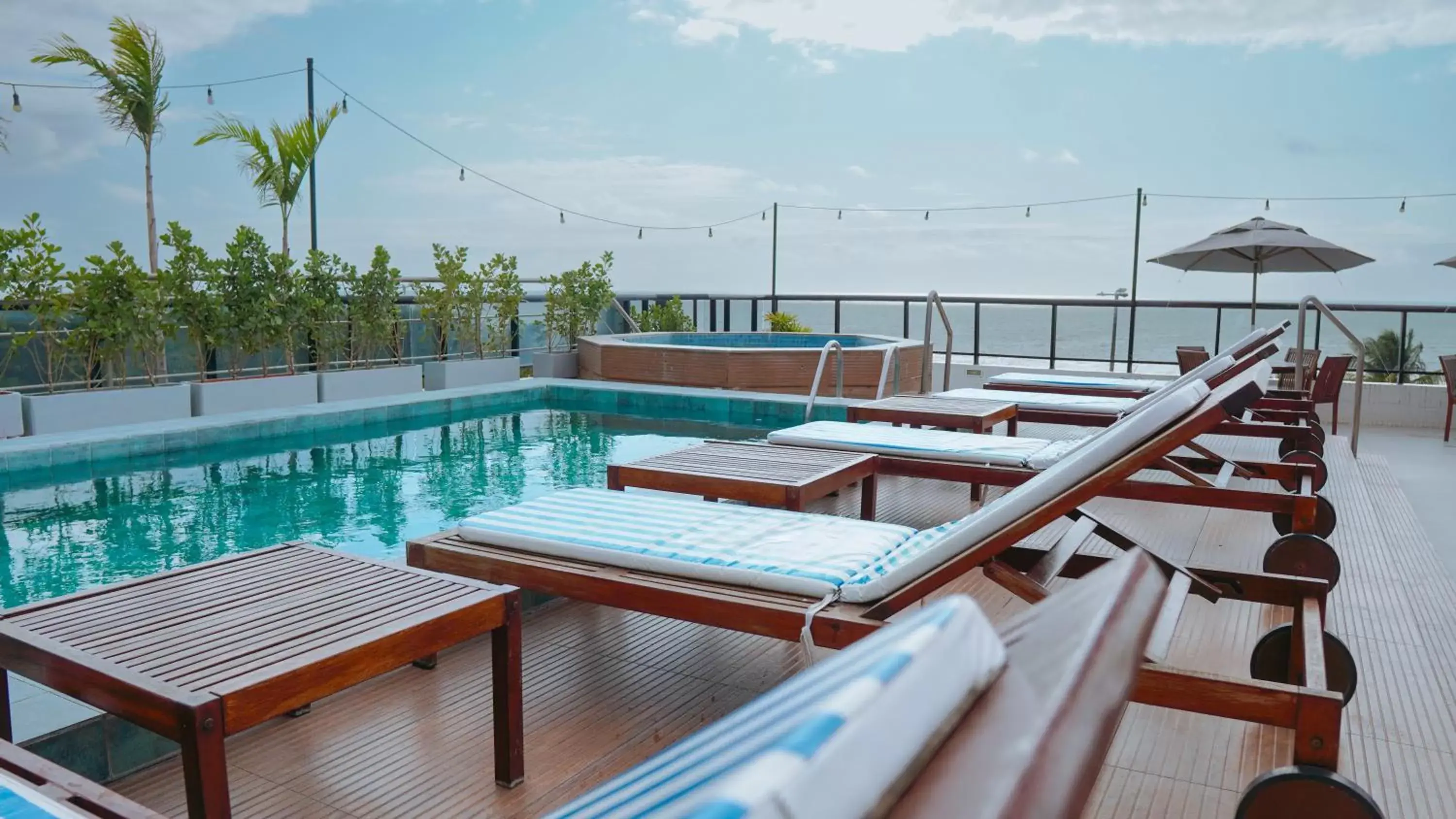 Swimming Pool in Atlântico Praia Hotel