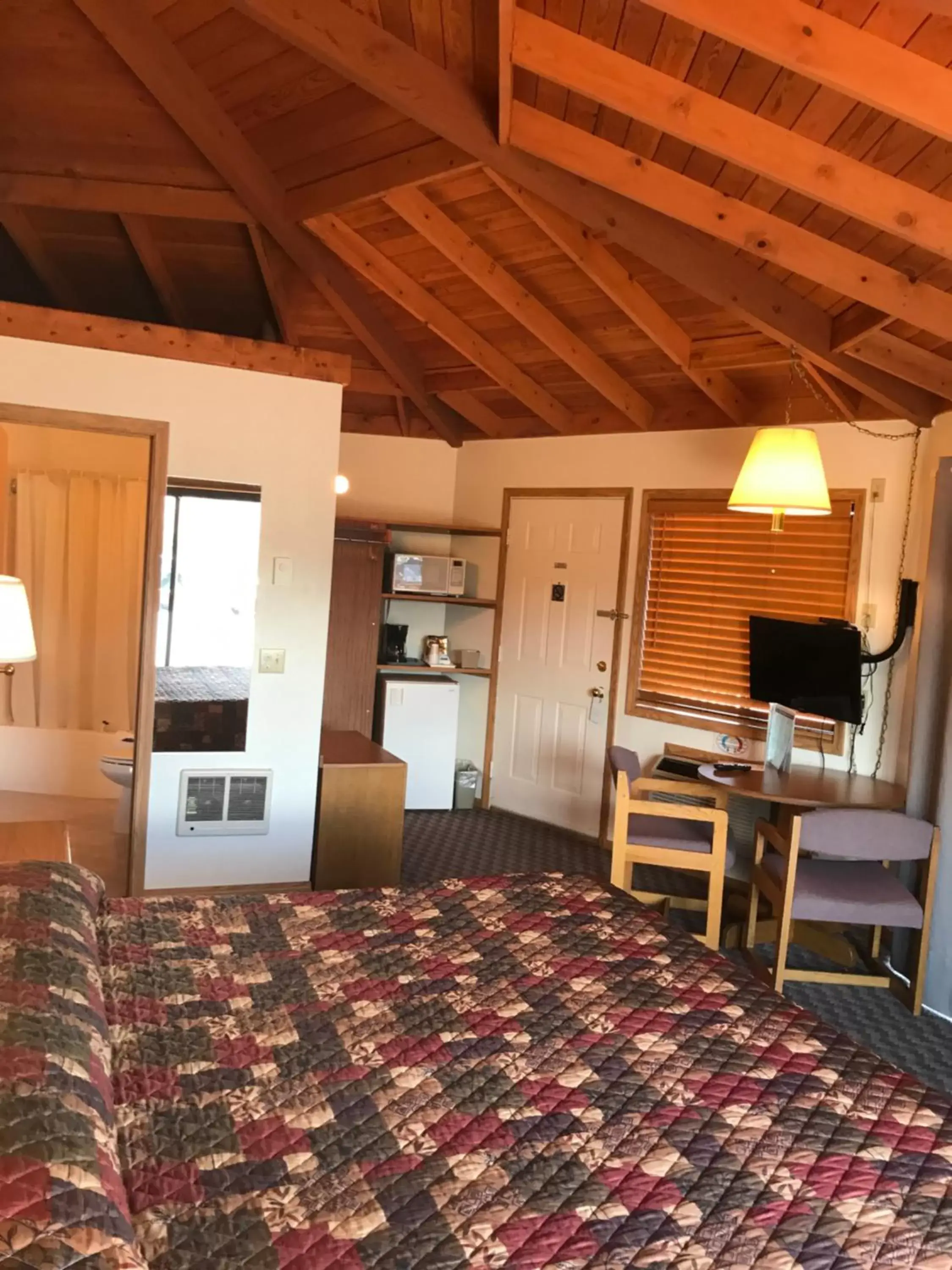 Photo of the whole room, Dining Area in Smith Rock Resort