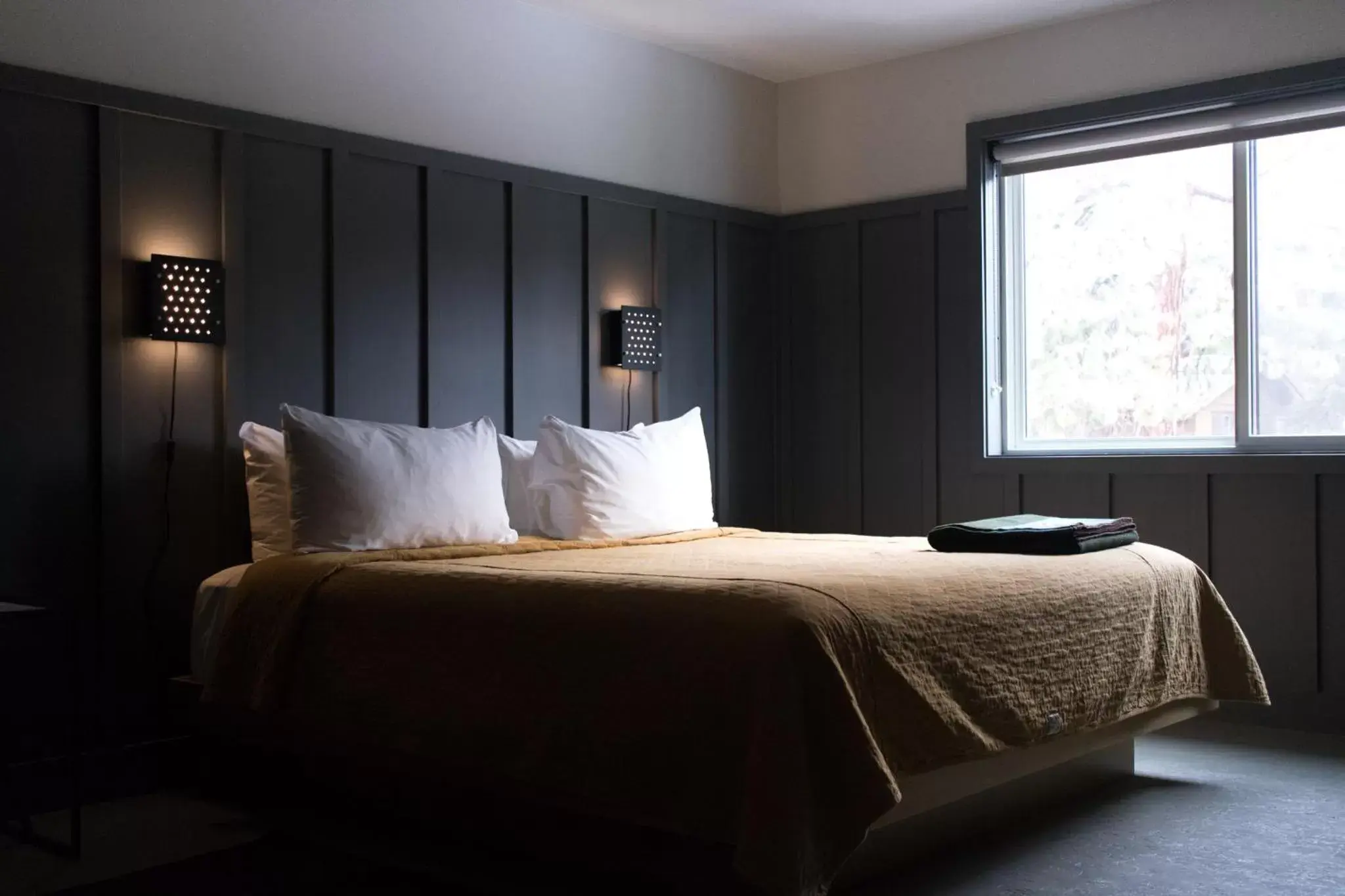 Bedroom, Bed in The Coachman Hotel