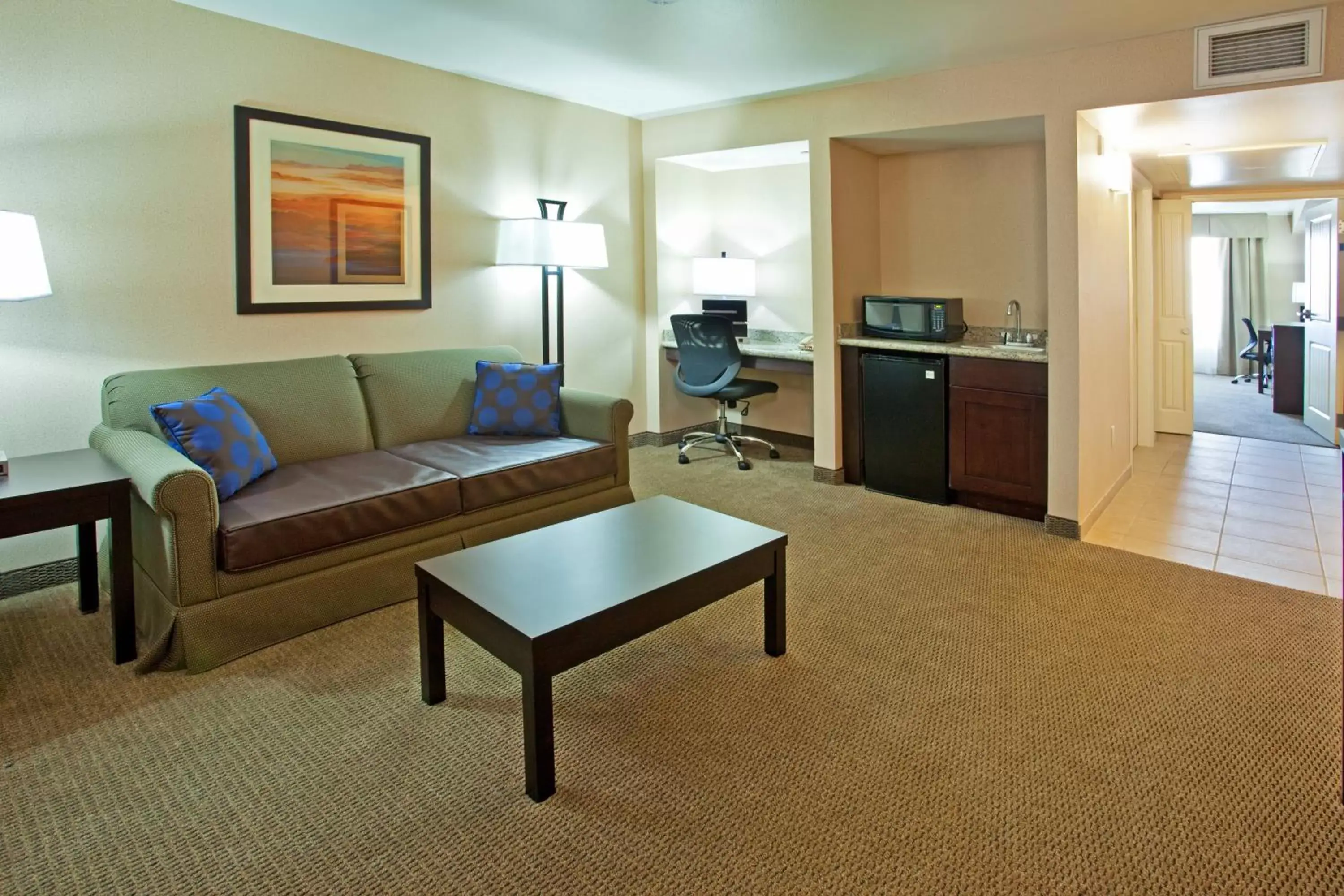Photo of the whole room, Seating Area in Holiday Inn Phoenix Airport, an IHG Hotel