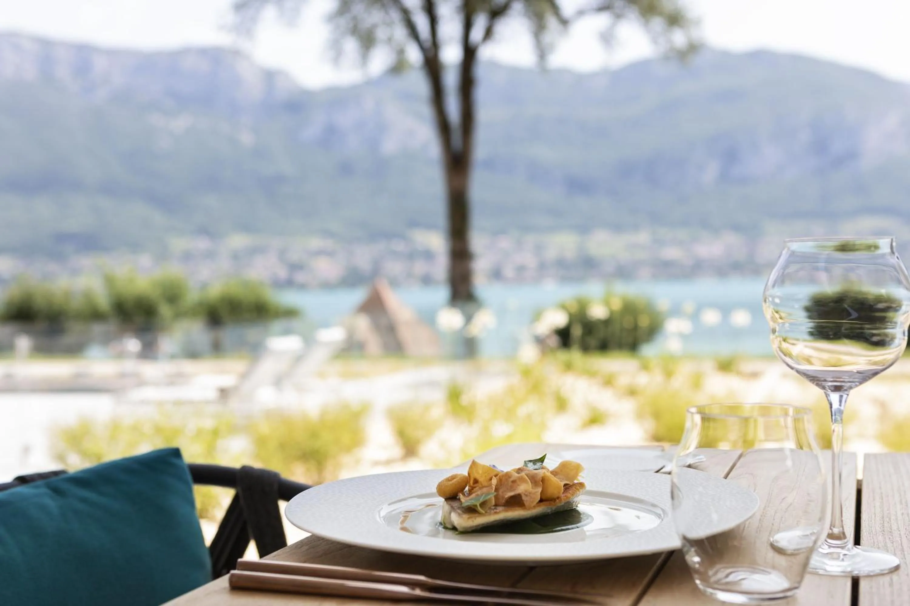 Restaurant/places to eat in Black Bass Hotel