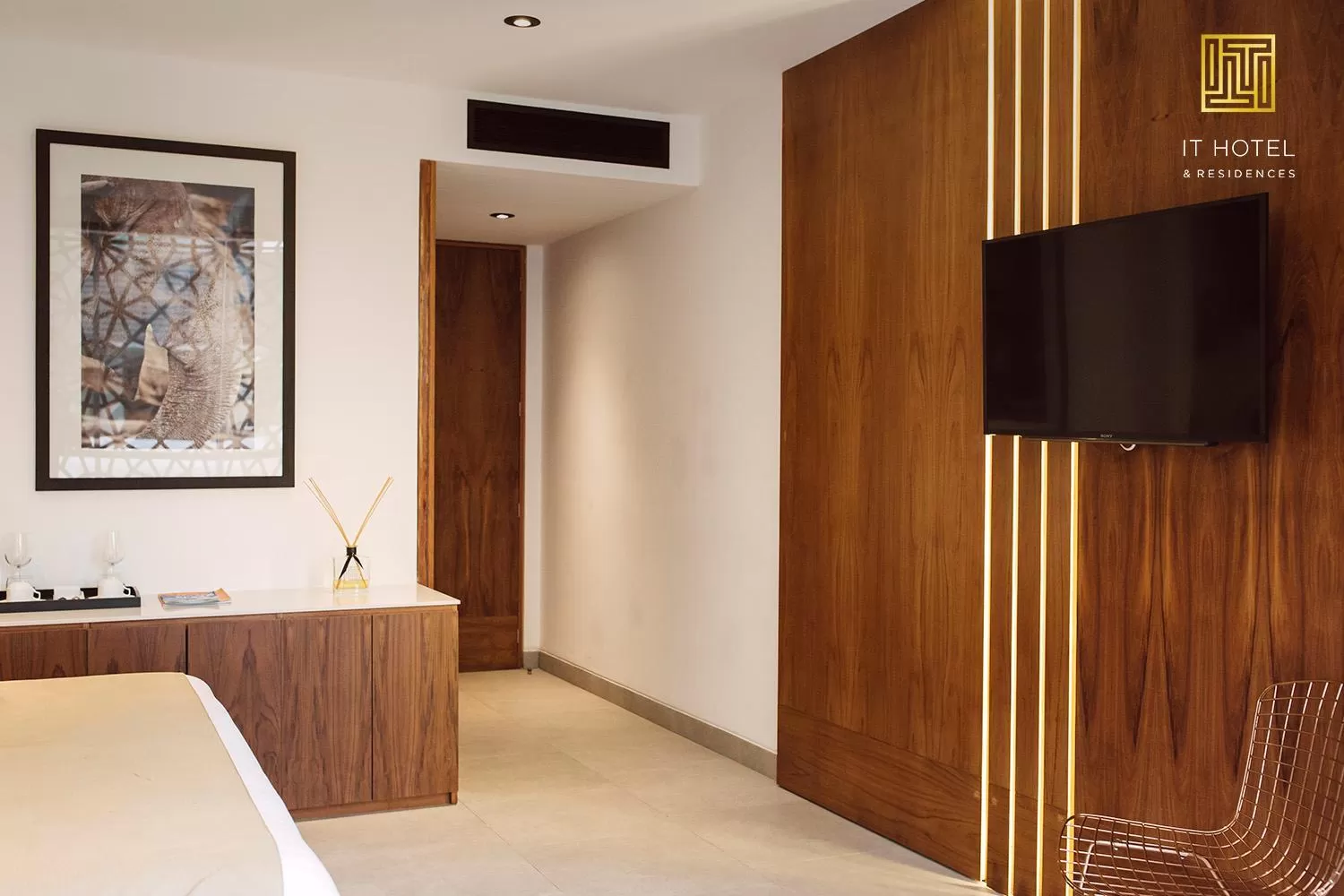 Communal lounge/ TV room, Bed in IT Boutique Hotel & Restaurant