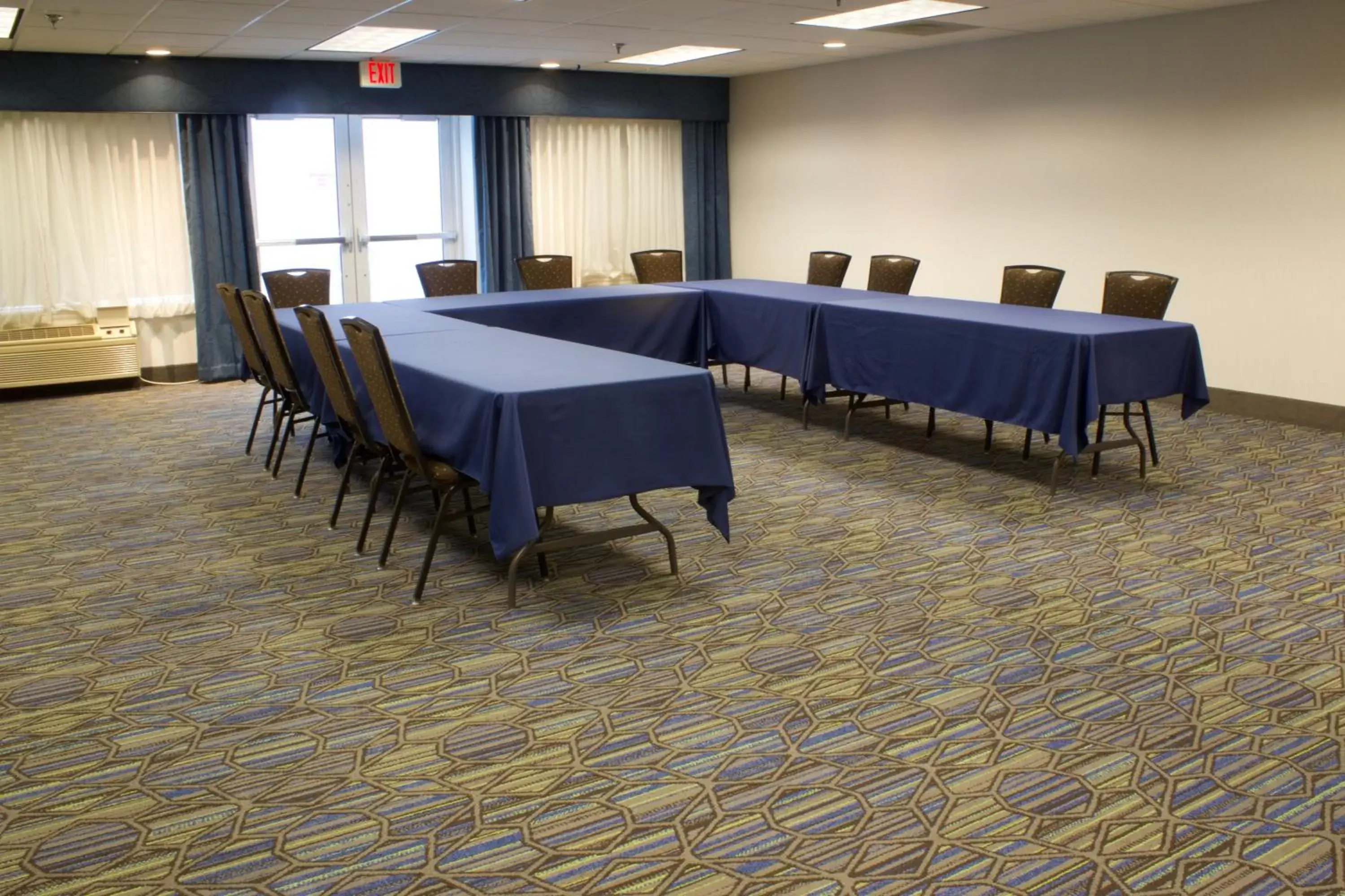 Meeting/conference room in Holiday Inn Express Hotel & Suites-St. Paul, an IHG Hotel