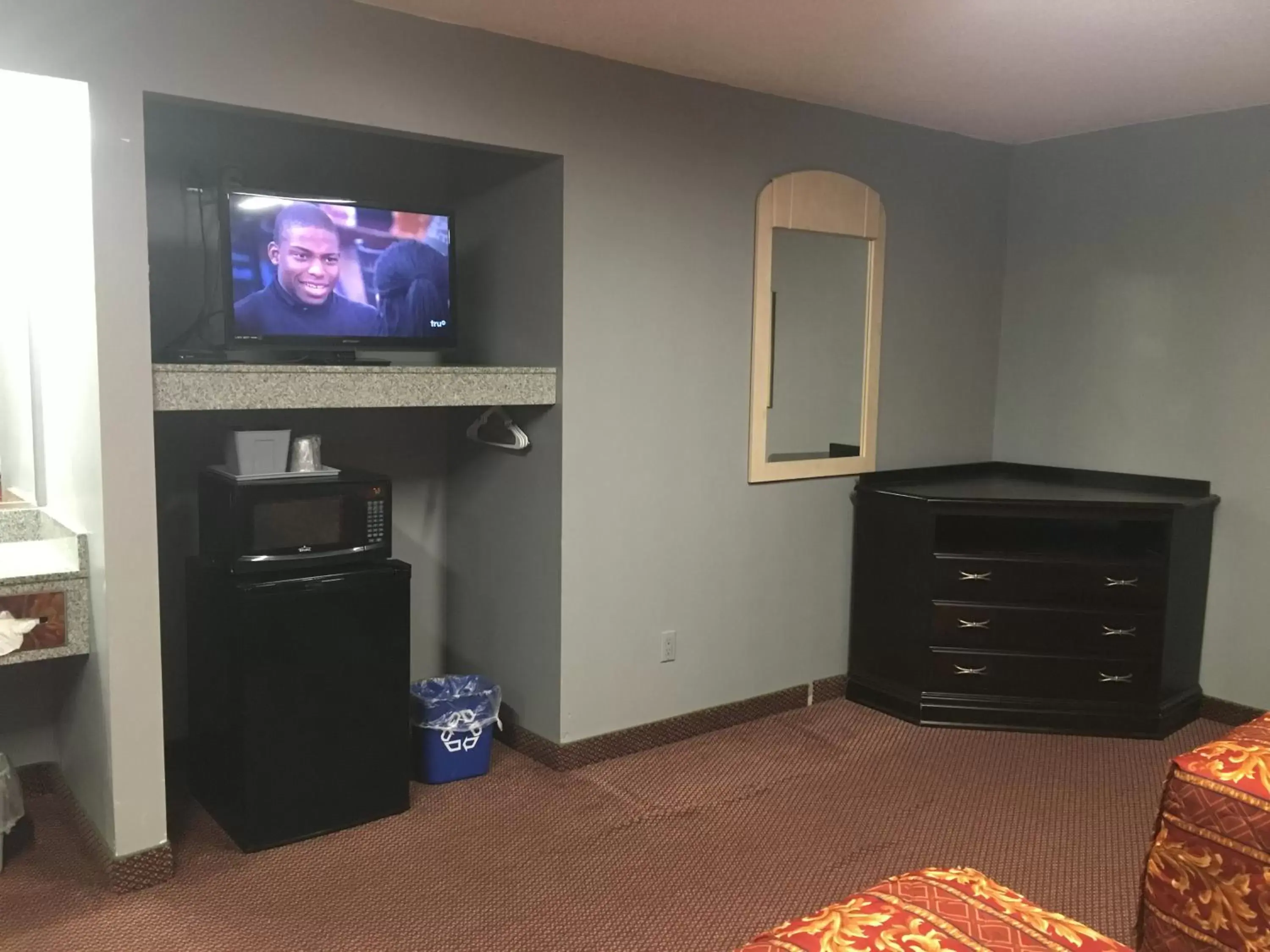 TV and multimedia, TV/Entertainment Center in Journeys End Motel