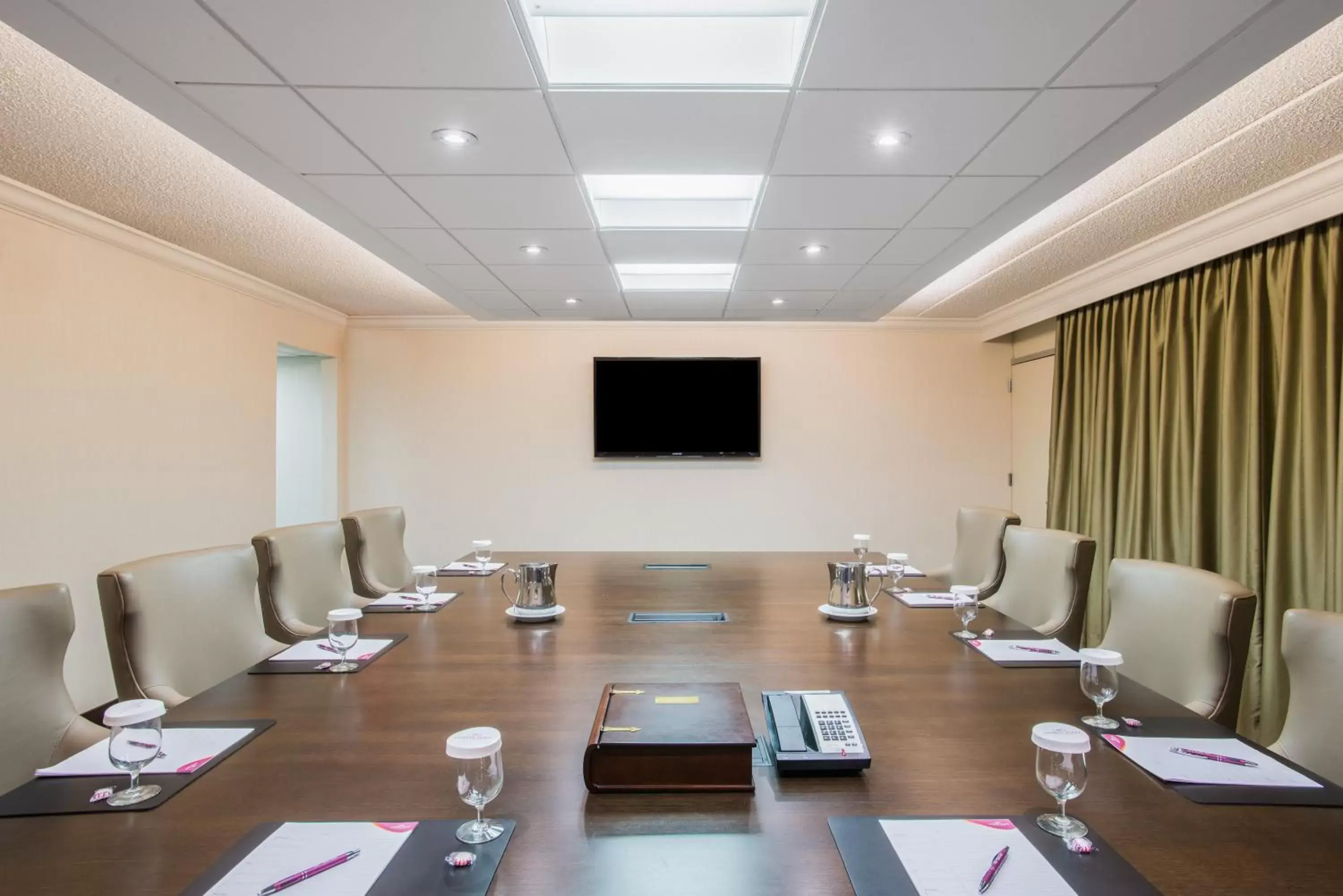 Meeting/conference room in Crowne Plaza Suffern-Mahwah, an IHG Hotel