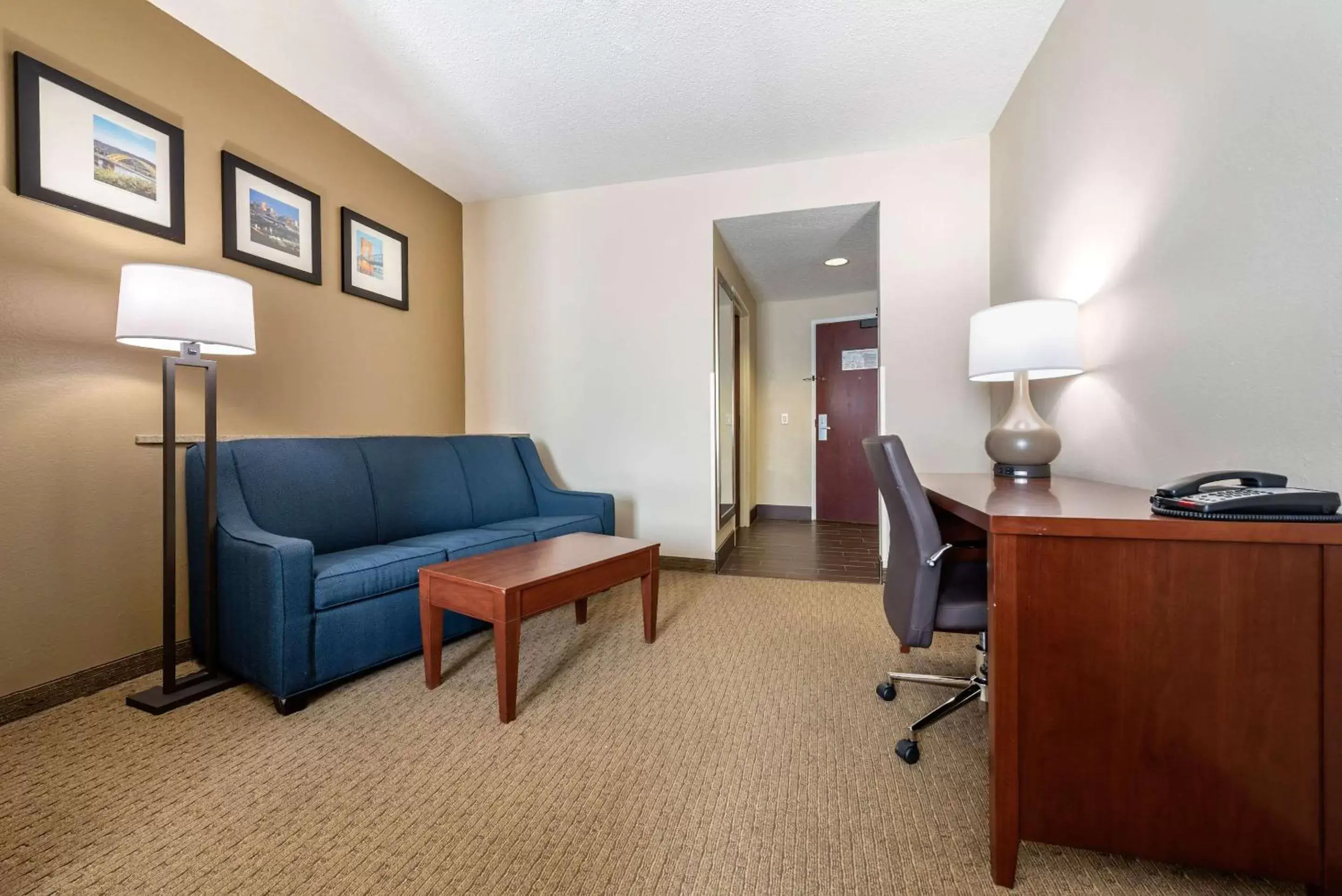 Photo of the whole room, Seating Area in Comfort Suites Cincinnati Airport