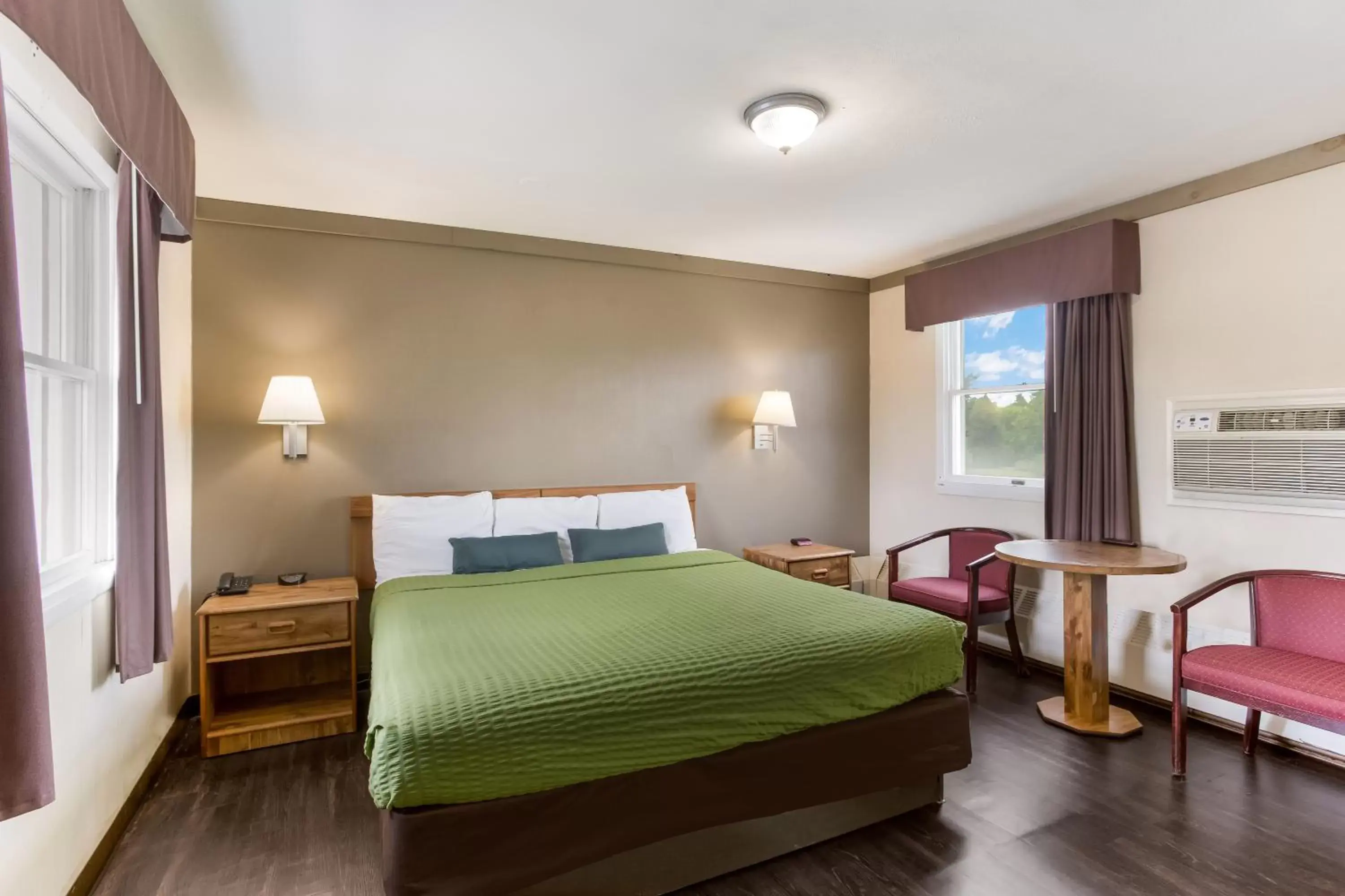 Photo of the whole room, Bed in Malone Inn Photo of the whole room, Bed in Malone Inn