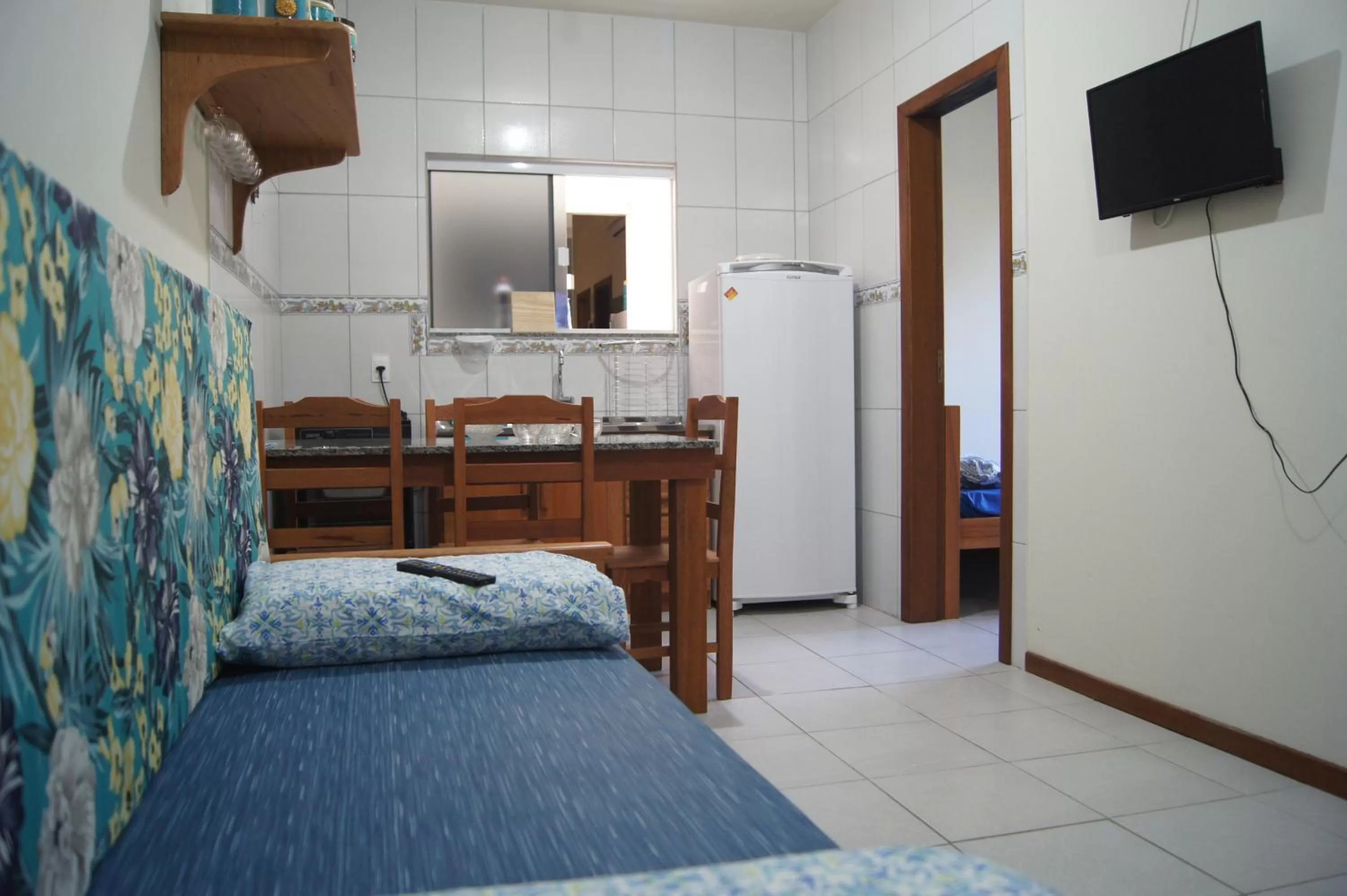 Communal lounge/ TV room, TV/Entertainment Center in Pousada Pegadas na Areia