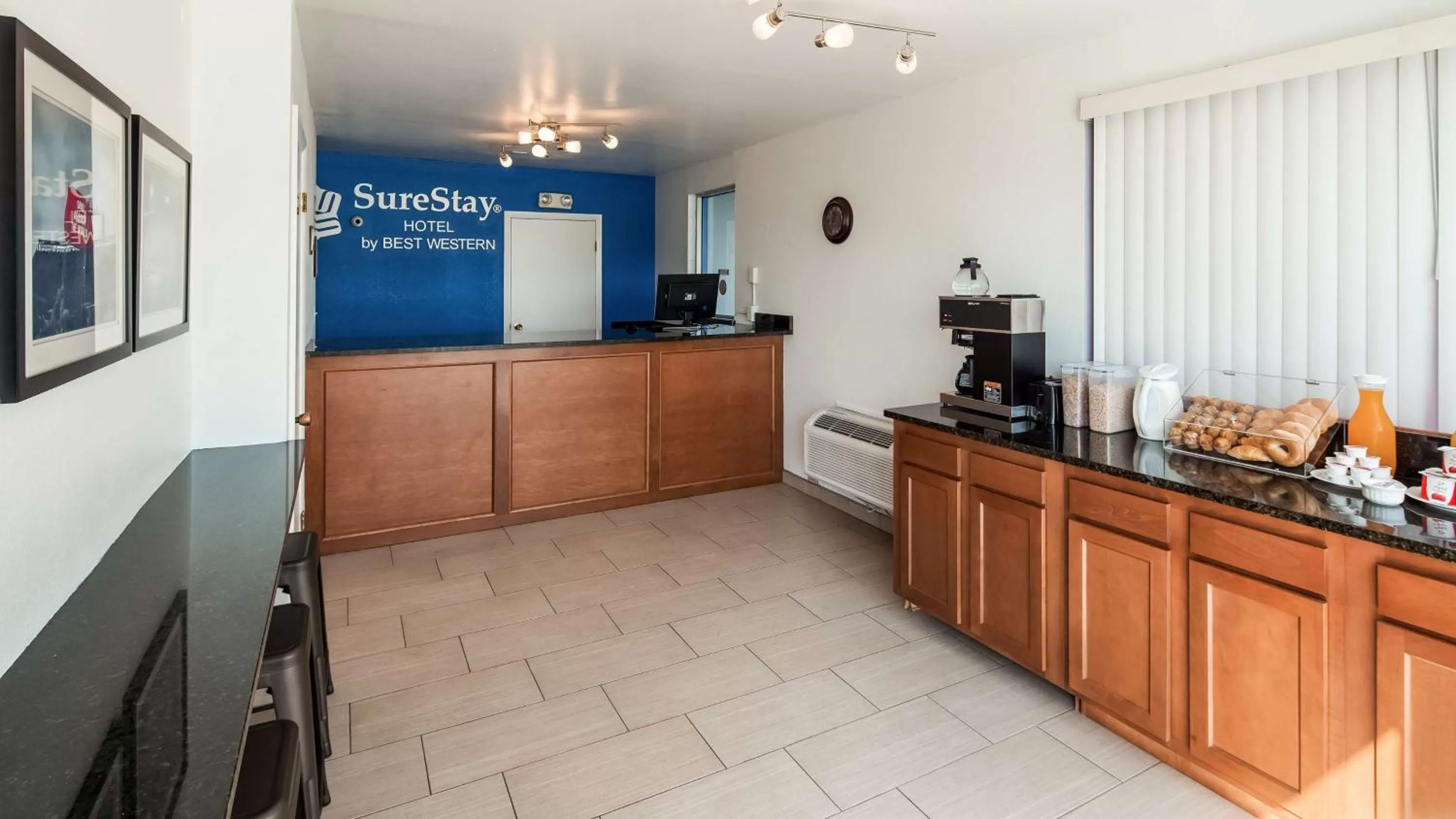 Lobby or reception in SureStay Hotel by Best Western Findlay