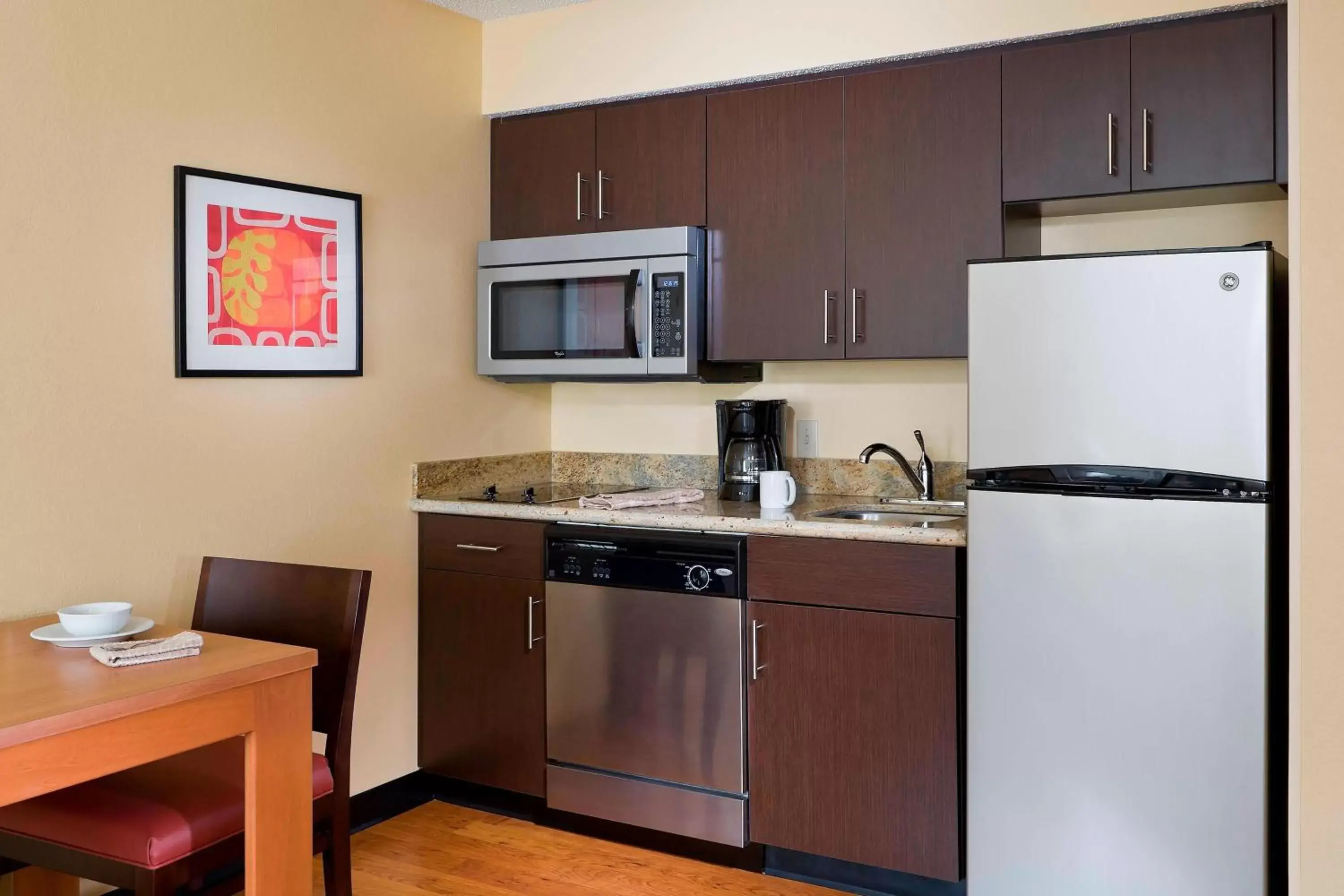 Kitchen or kitchenette, Kitchen/Kitchenette in TownePlace Suites Houston Brookhollow