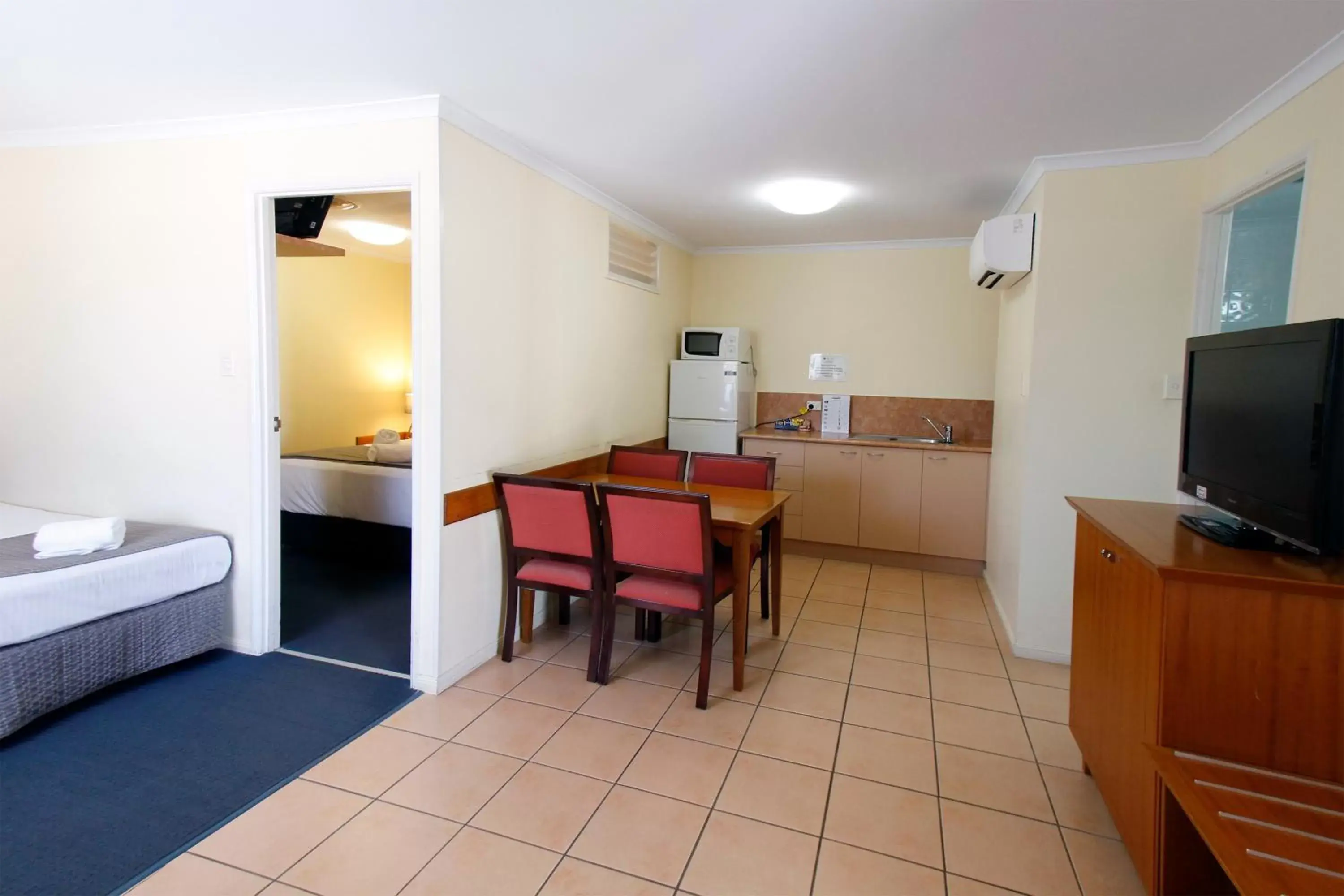 Dining area, TV/Entertainment Center in Windmill Motel & Events Centre