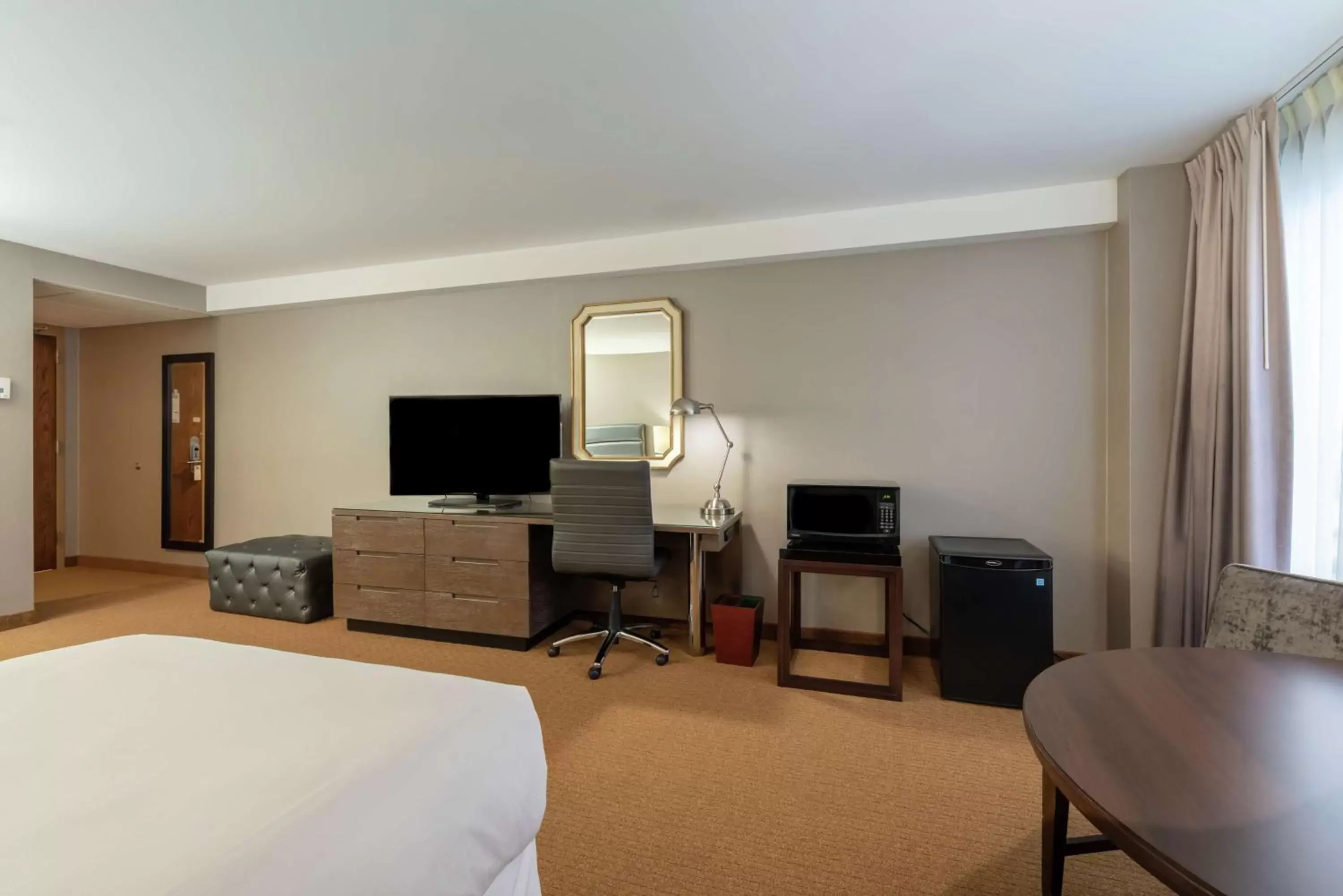 Bed, TV/Entertainment Center in DoubleTree by Hilton Bloomington Minneapolis South