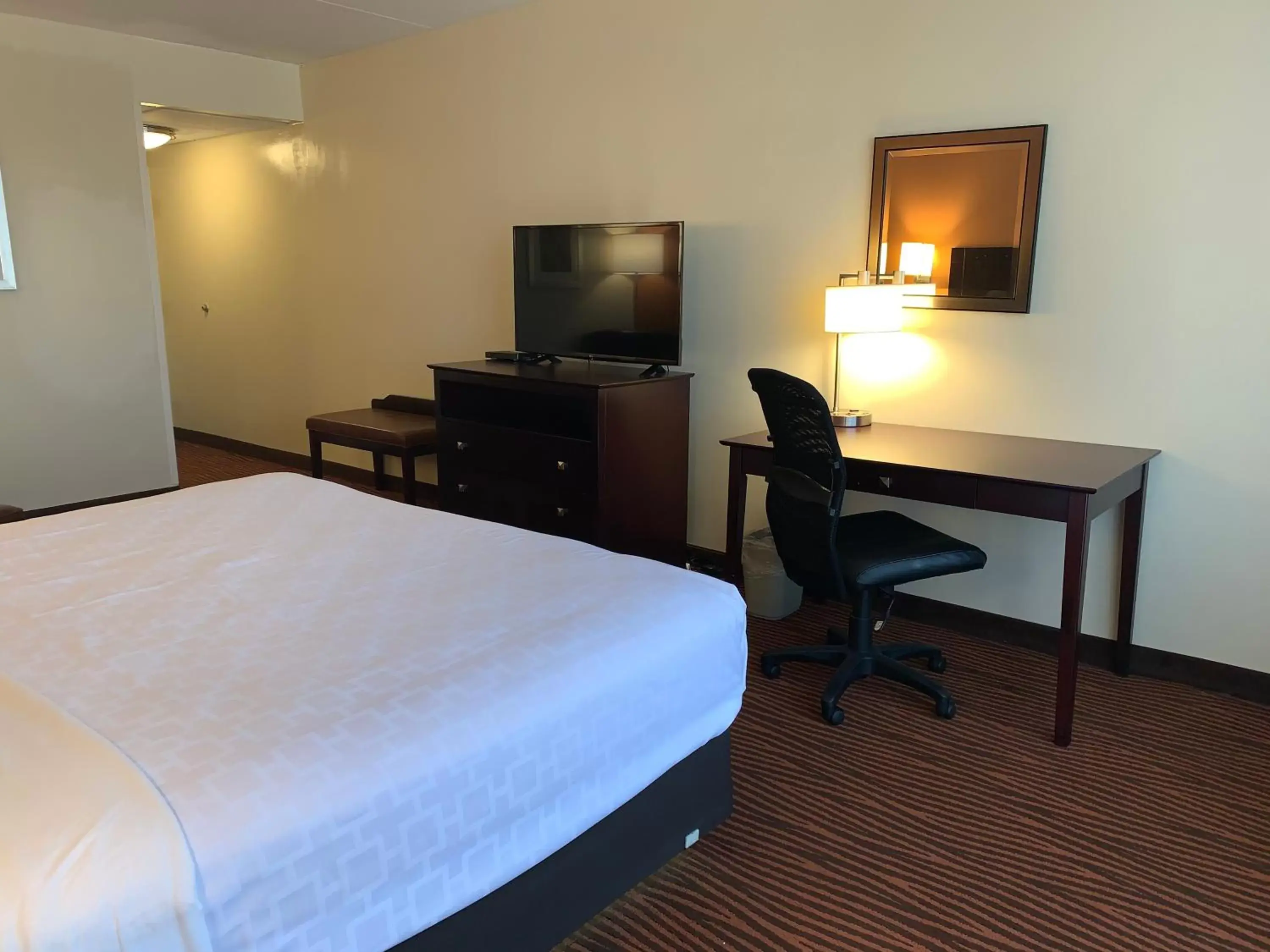 Photo of the whole room, Bed in Best Western Executive Hotel New Haven-West Haven