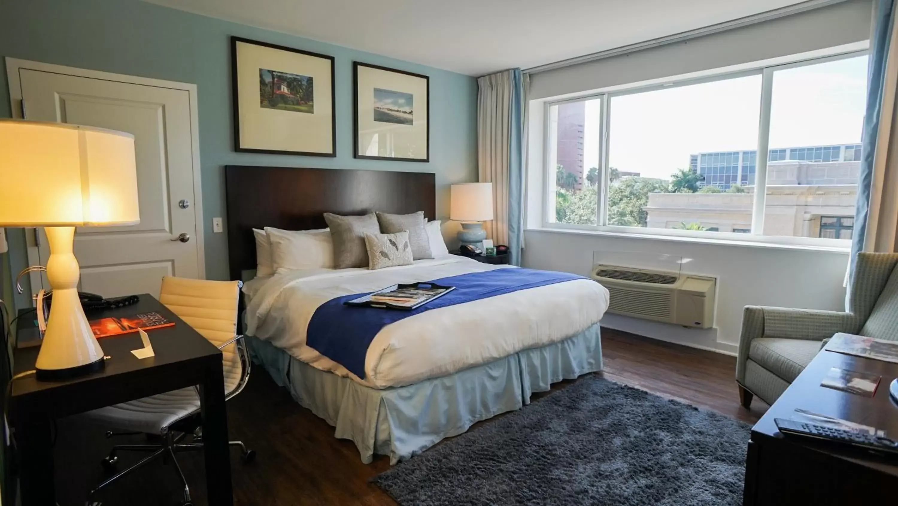 Photo of the whole room, Bed in The Banyan Hotel Fort Myers, Tapestry Collection by Hilton