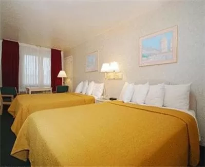 Queen Room with Two Queen Beds - Non-Smoking in Econo Lodge San Antonio South