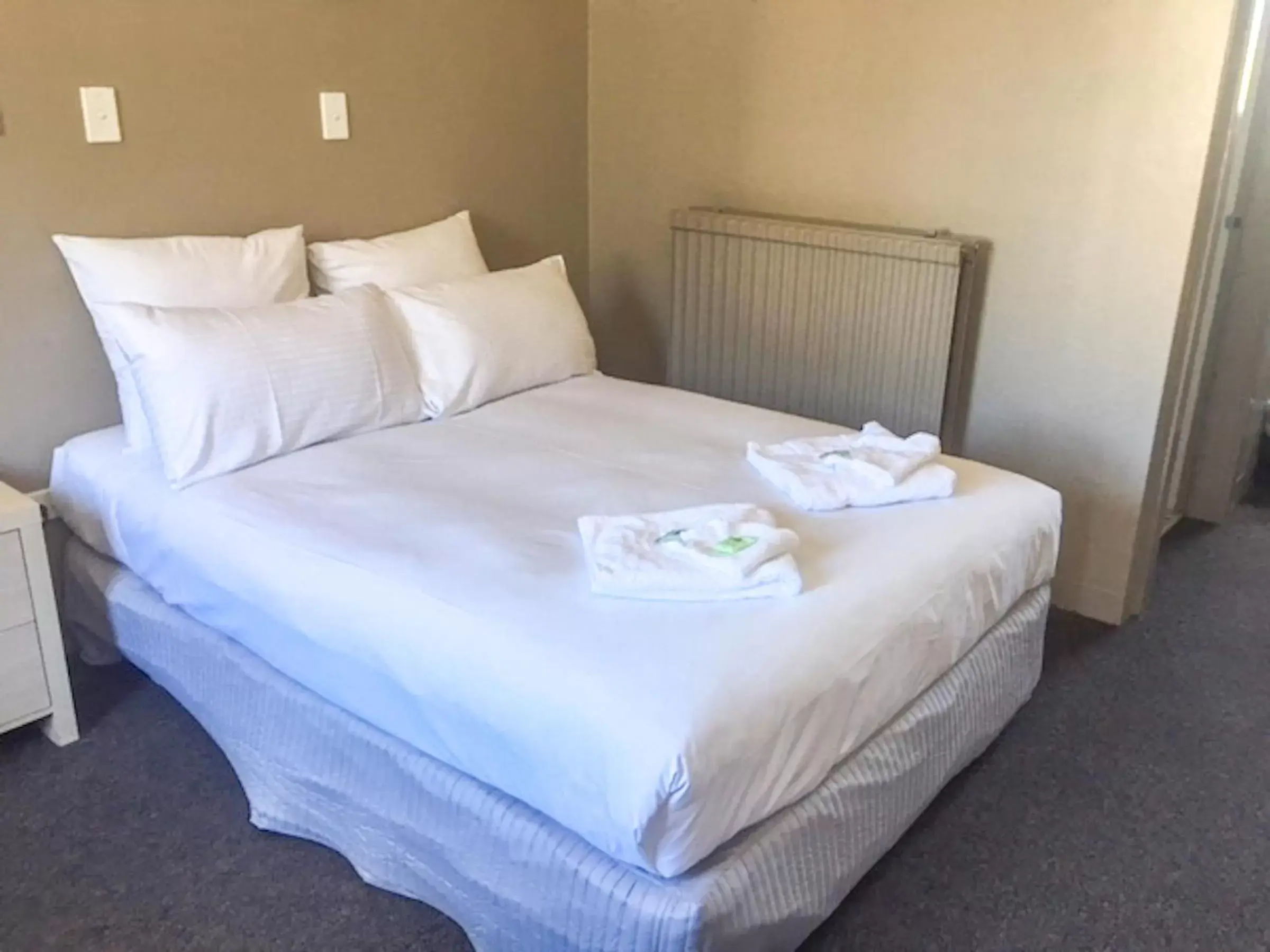 Bedroom, Bed in Commercial Hotel Motel Lithgow