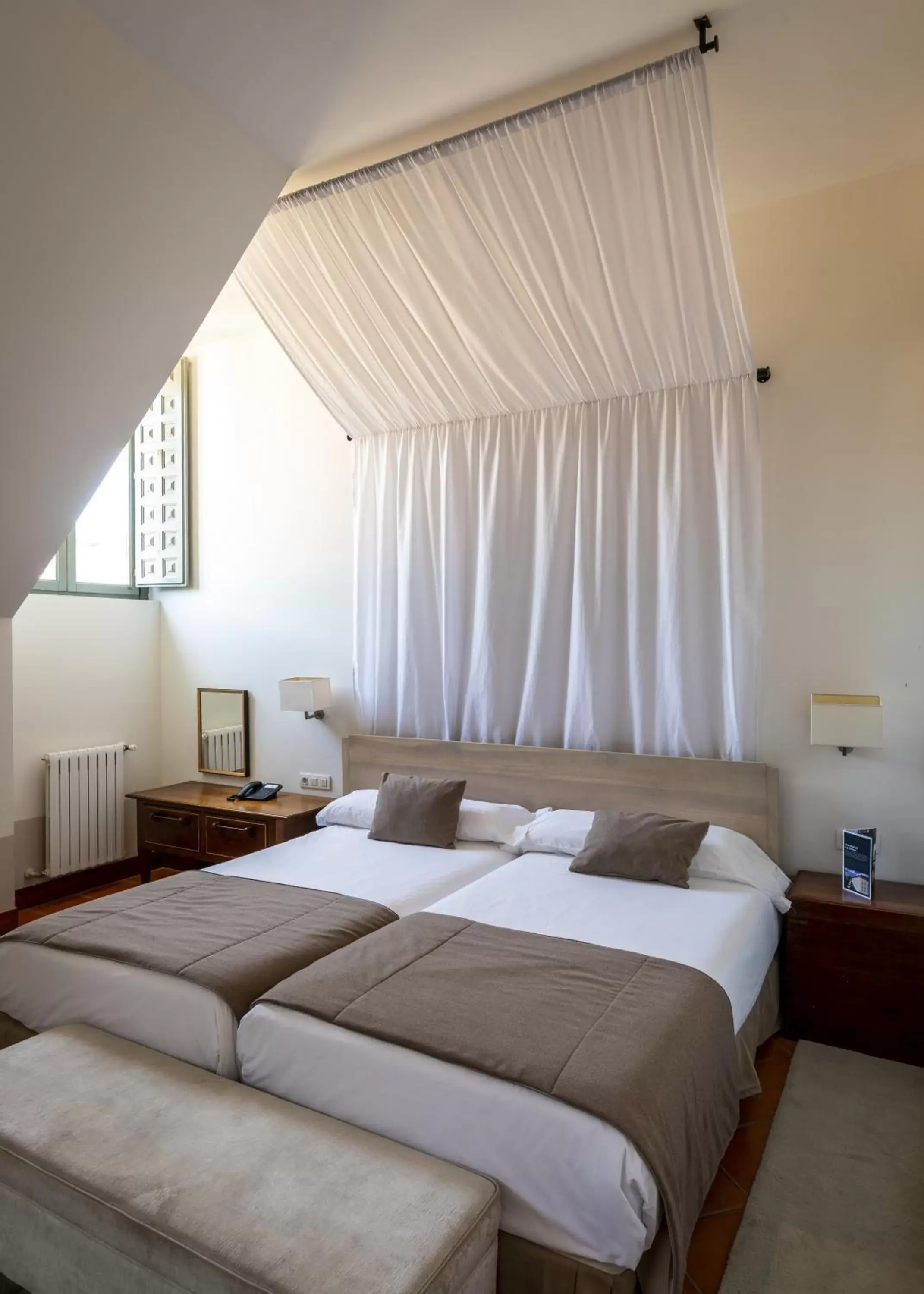 Photo of the whole room, Bed in Parador de La Granja