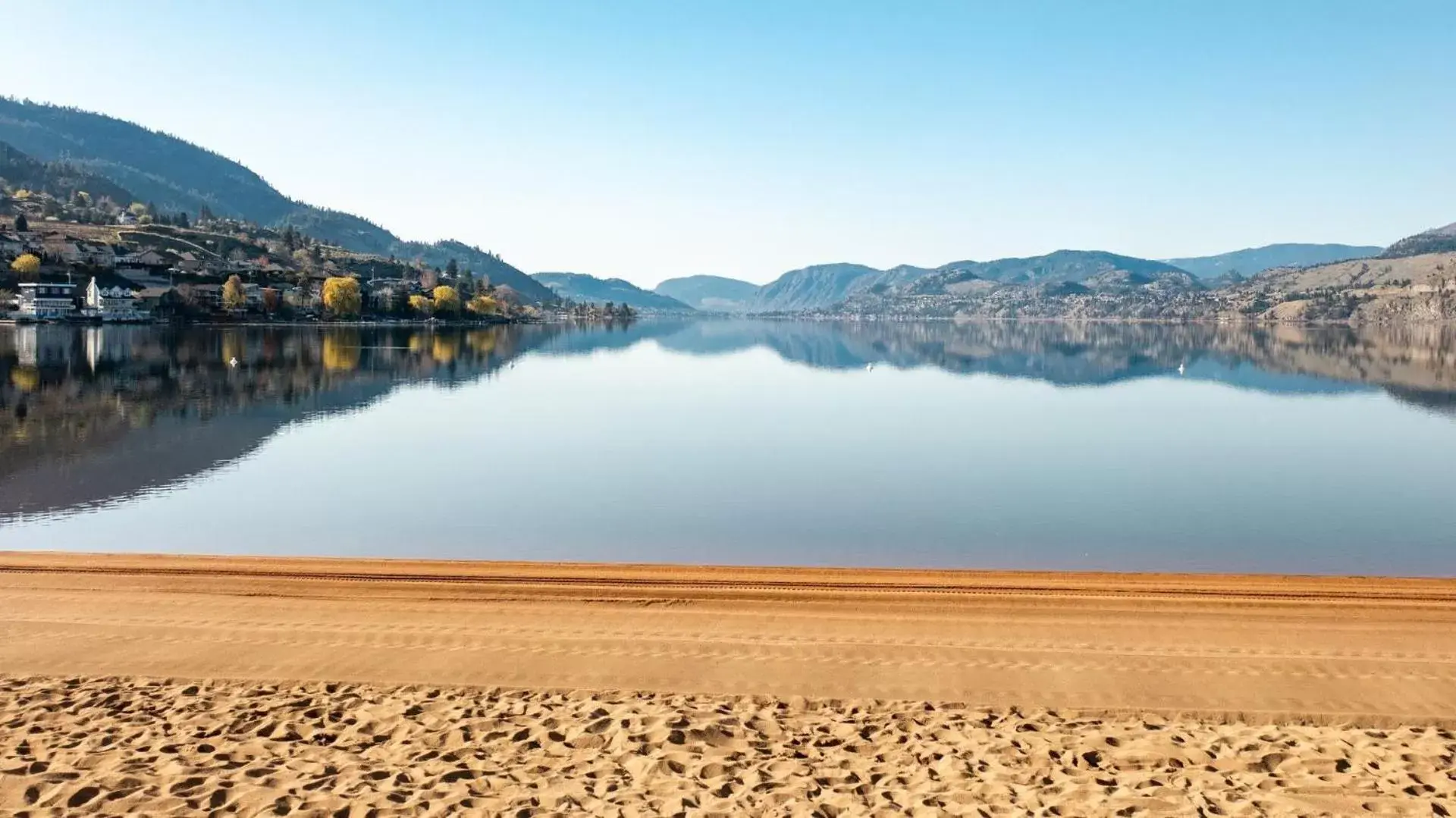 Beach in Lakeside Villa Inn & Suites