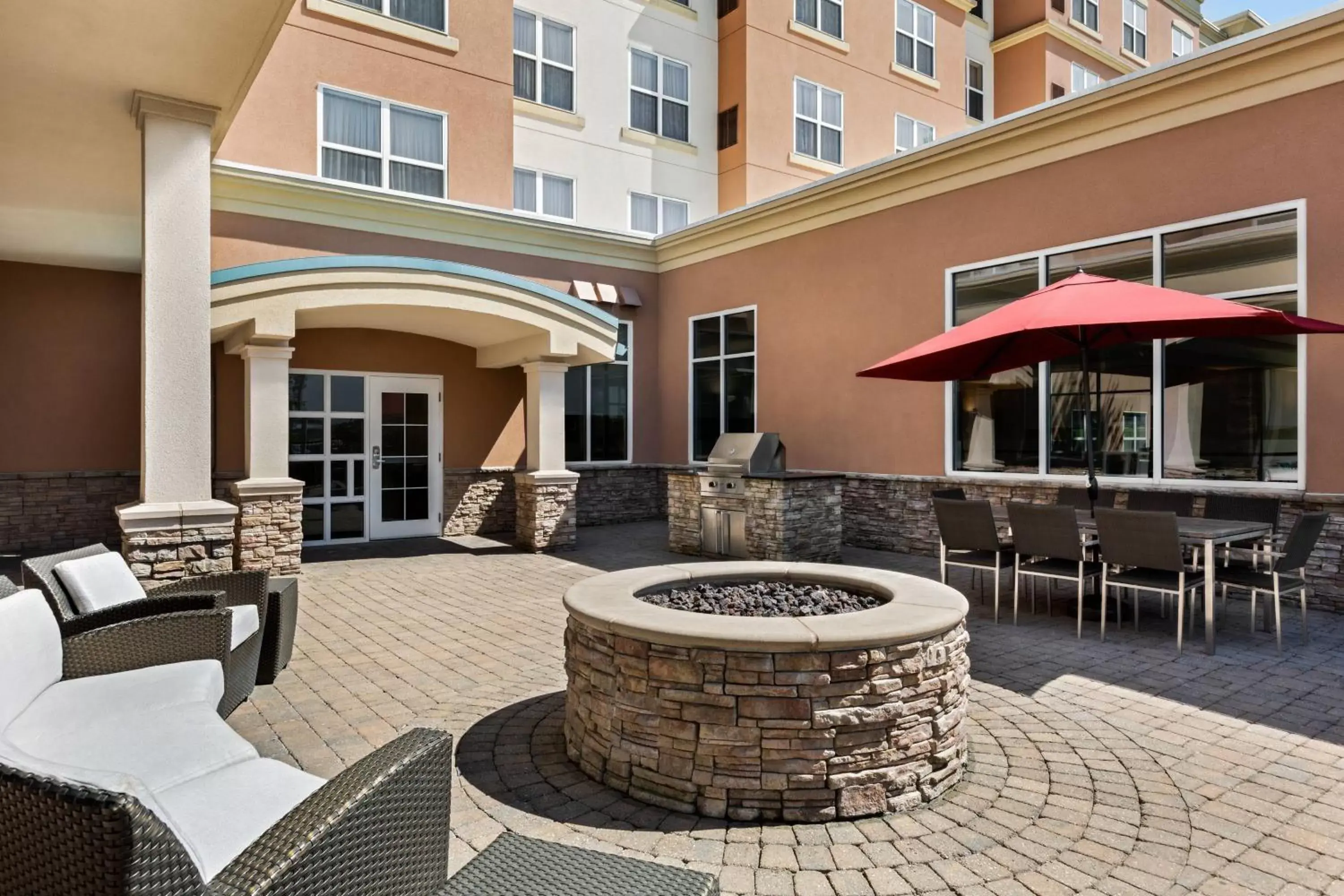 Restaurant/places to eat, Swimming Pool in Residence Inn Chattanooga Near Hamilton Place