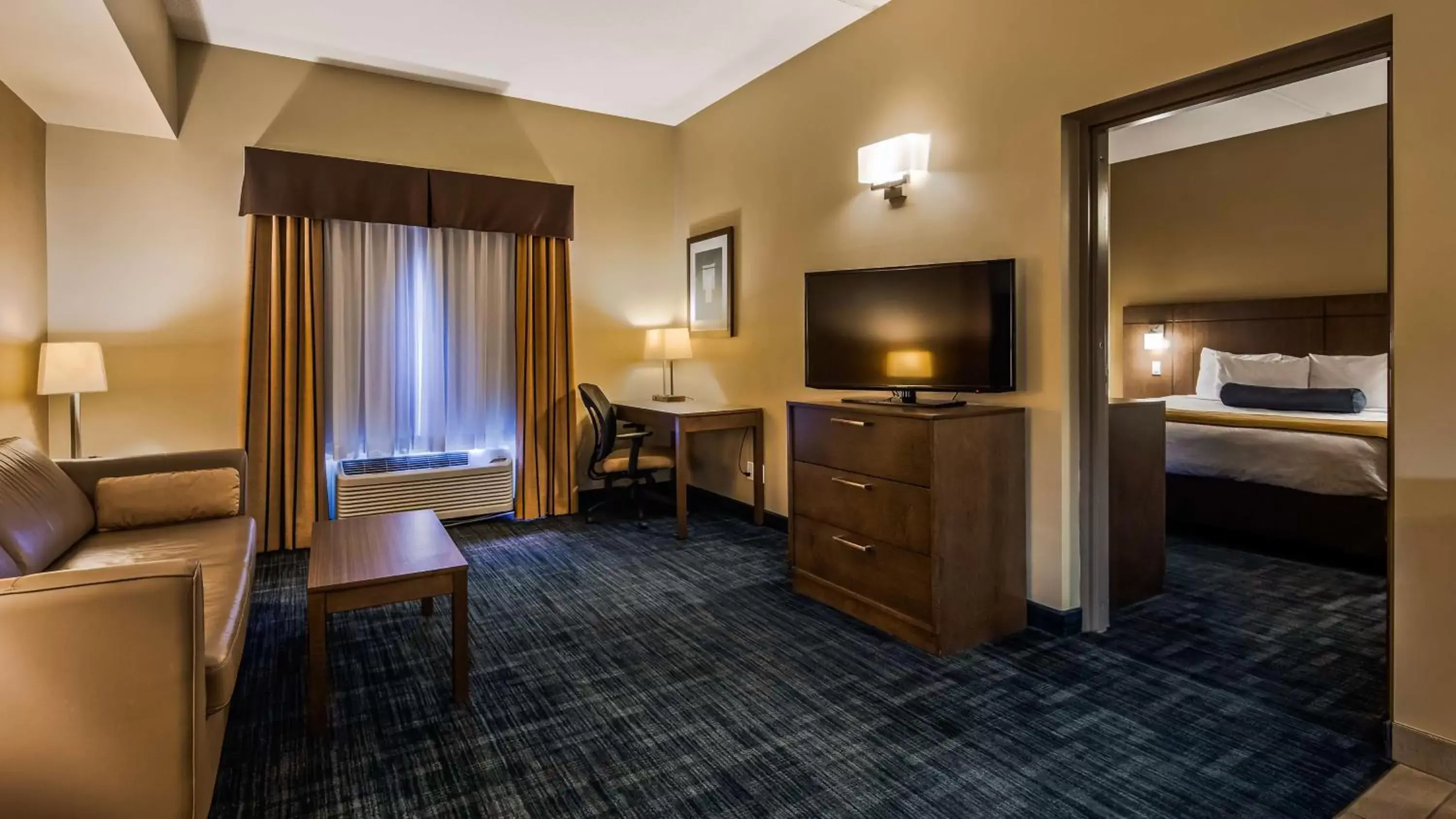 Photo of the whole room, TV/Entertainment Center in Best Western Plus Winnipeg West