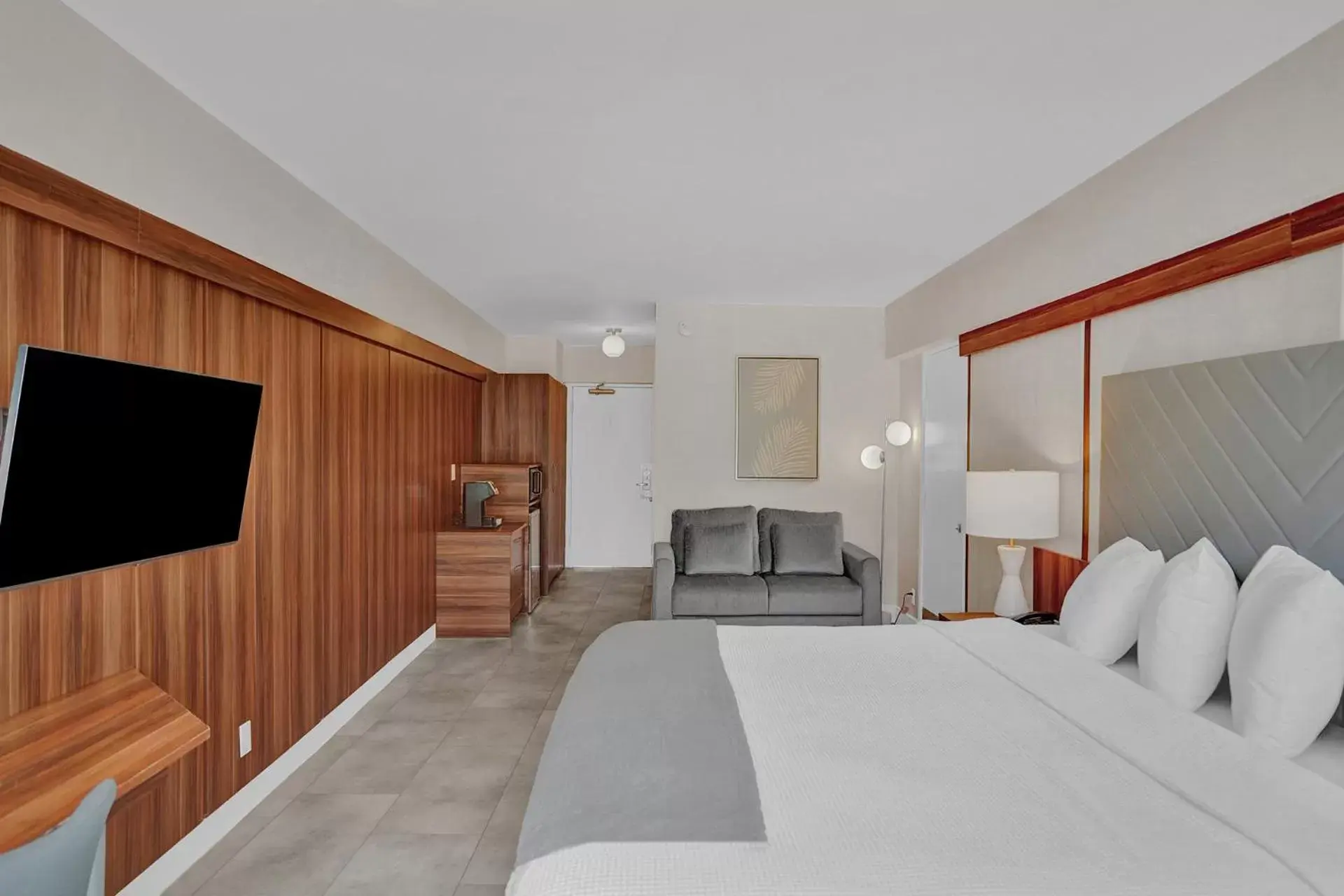 Photo of the whole room, Bed in The Garden Hotel & Resort Photo of the whole room, Bed in The Garden Hotel & Resort