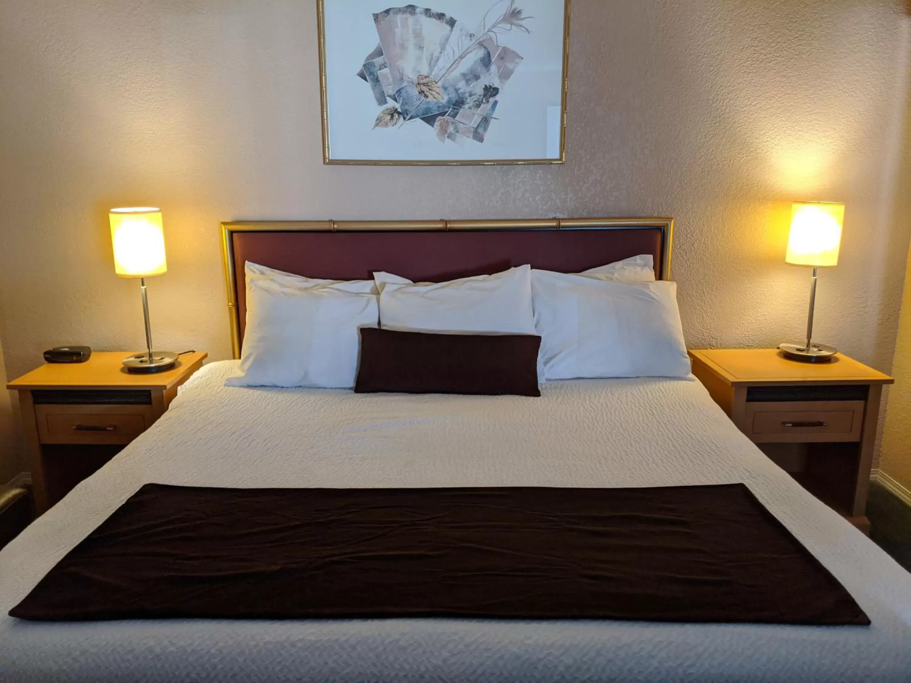 Photo of the whole room, Bed in Howard Johnson by Wyndham Downtown Kamloops