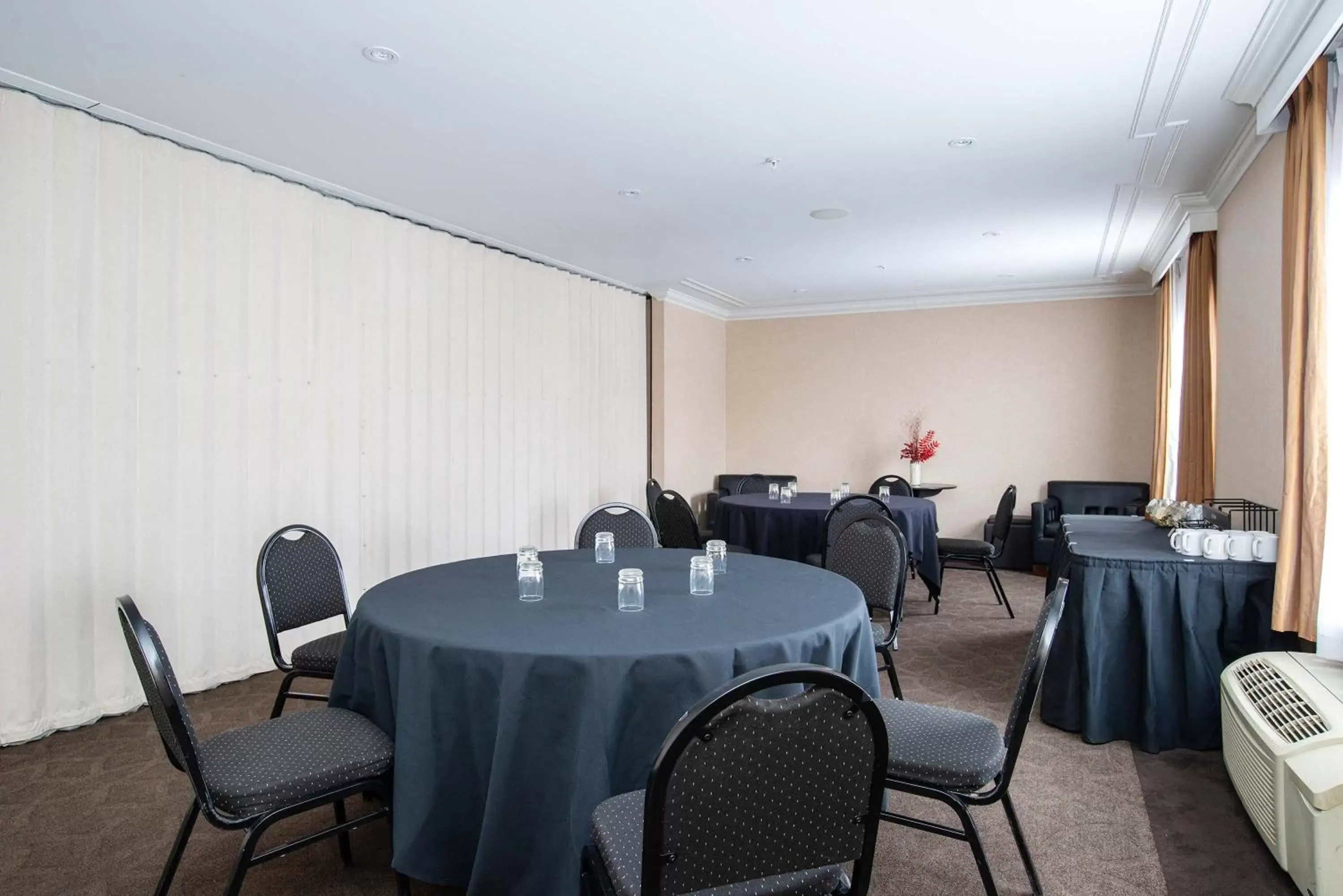 Meeting/conference room, Restaurant/Places to Eat in Sandman Hotel & Suites Calgary West