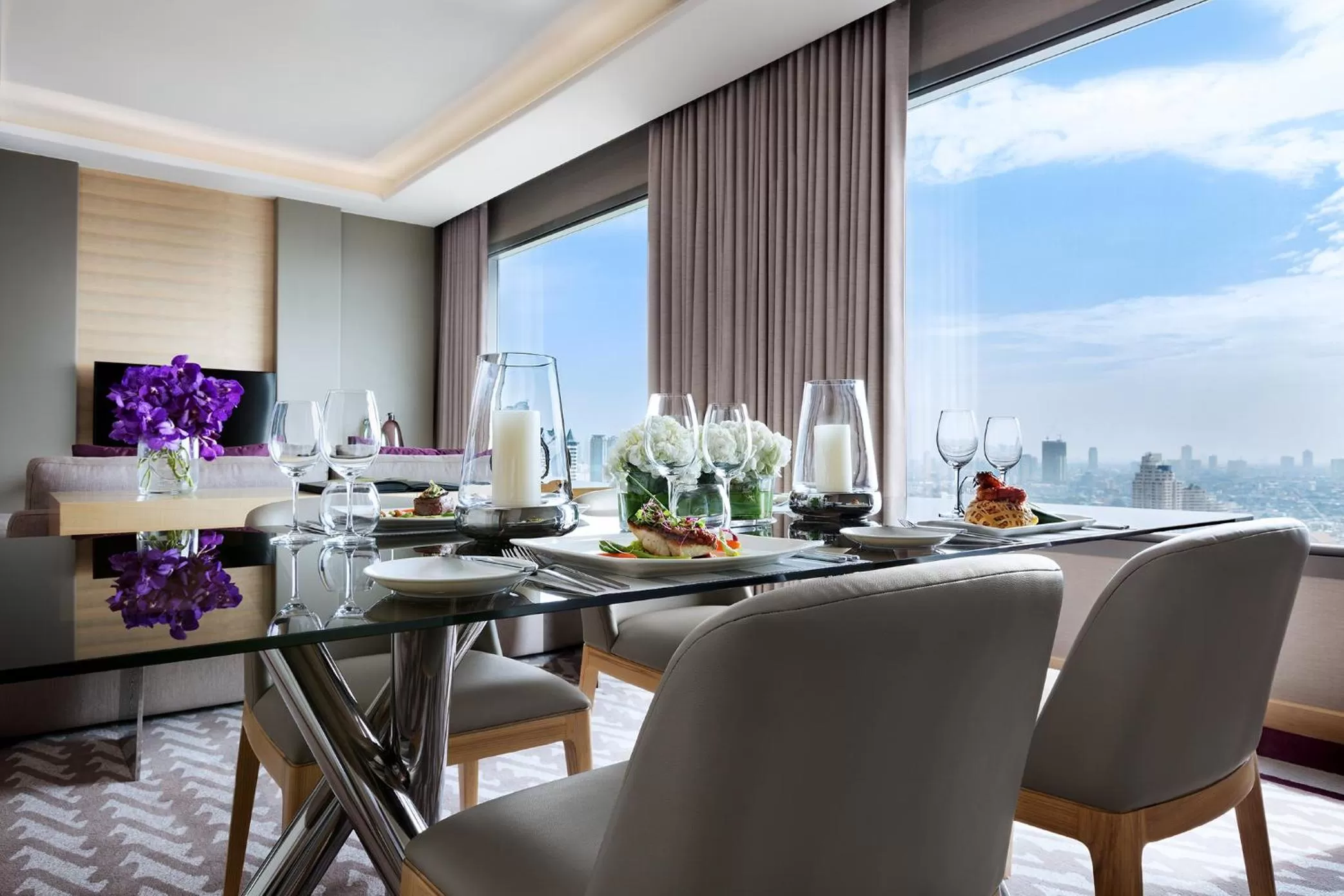 Dining area in Avani Plus Riverside Bangkok Hotel